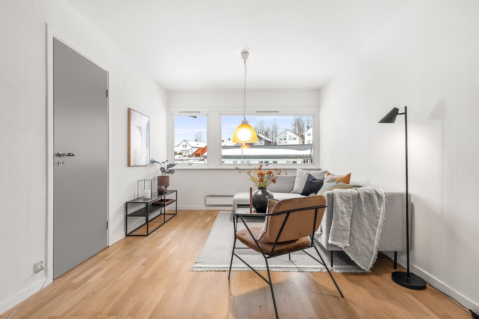 De store vindusflatene i stuen slipper inn rikelig med naturlig lys. Galleribilde