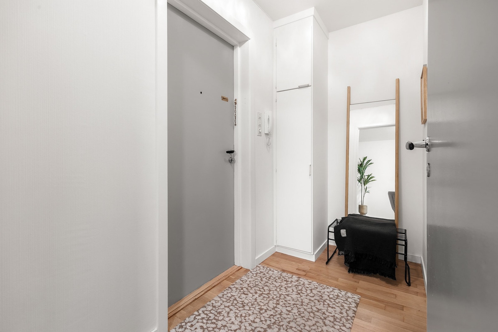 Praktisk entré med integrert skap og plass til hylle/skap. Parkett på gulv. Galleribilde