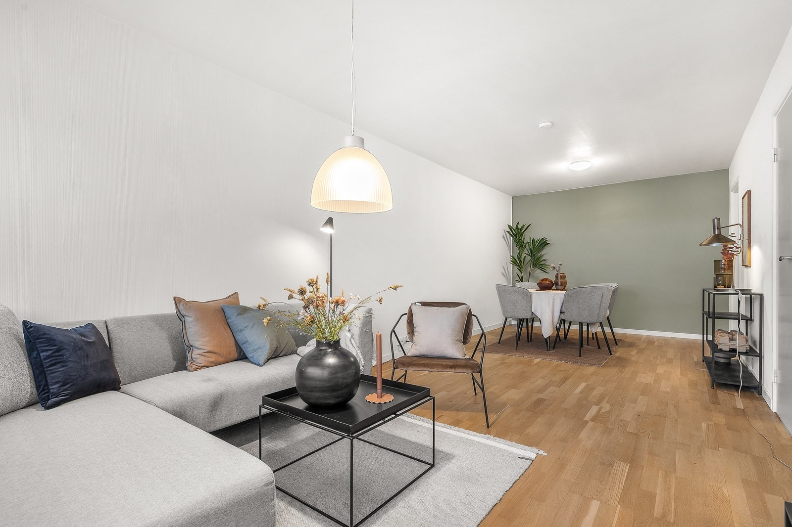 Vegger og tak er malte flater. Parkett på gulv. Galleribilde