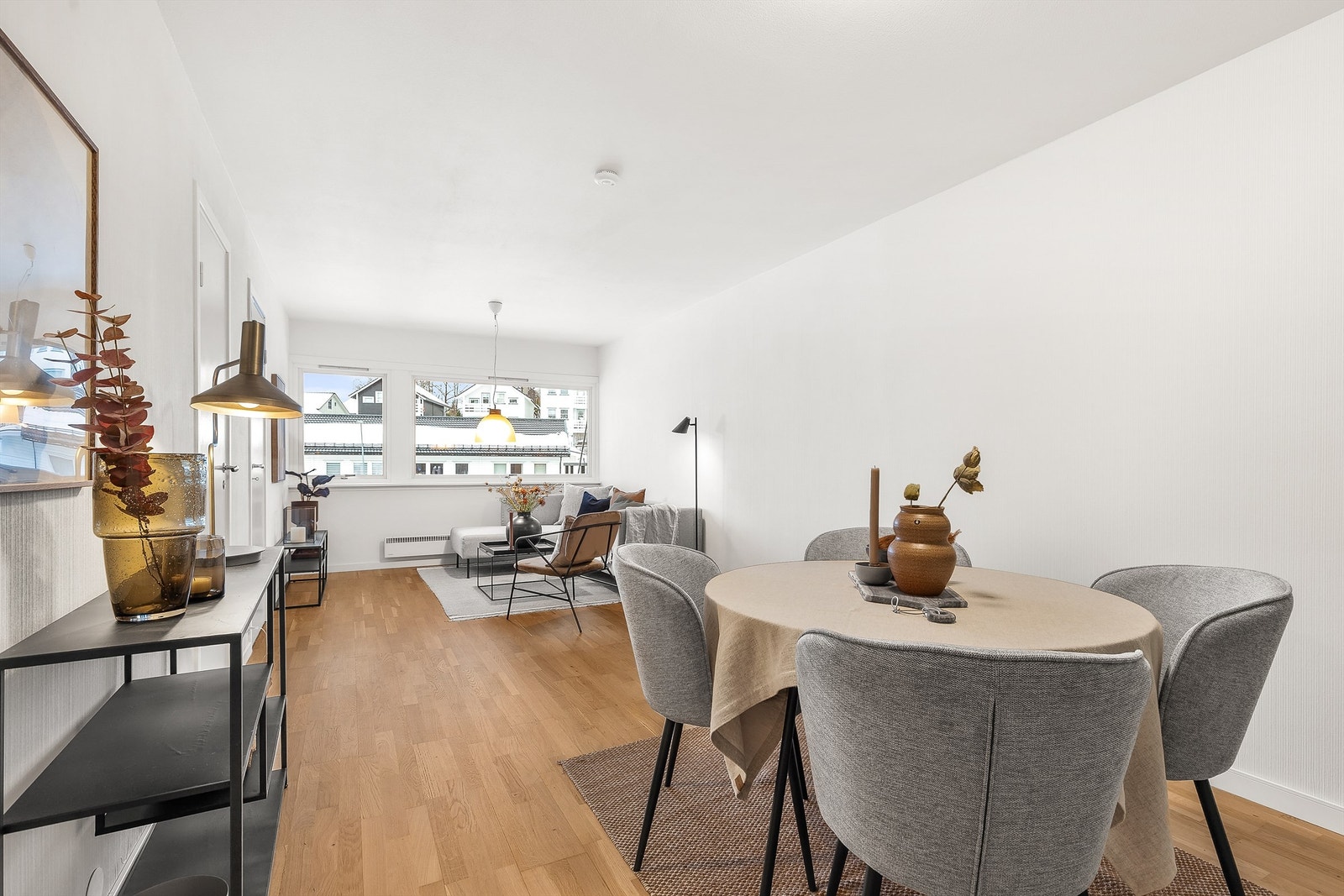 I den andre enden av stuen er det plass til spisegruppe og hyller/skap for oppbevaring. Galleribilde