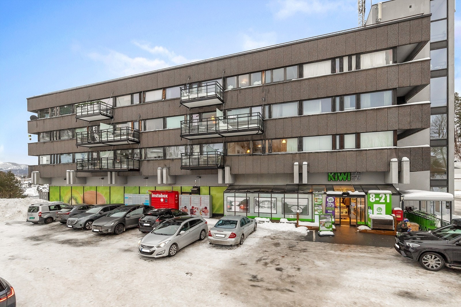 I boligbyggets 1. etasje er det en Kiwi-butikk. Rett i nærheten er det også busstopp. Galleribilde