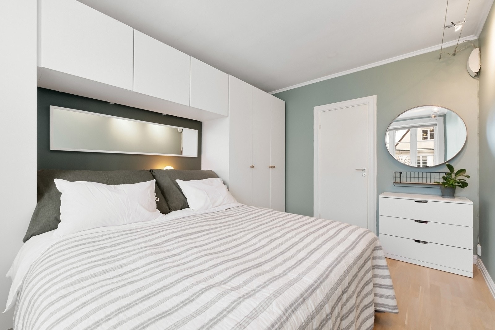 Godt med lagringsplass i garderobeskap som strekker seg rundt sengen. Galleribilde