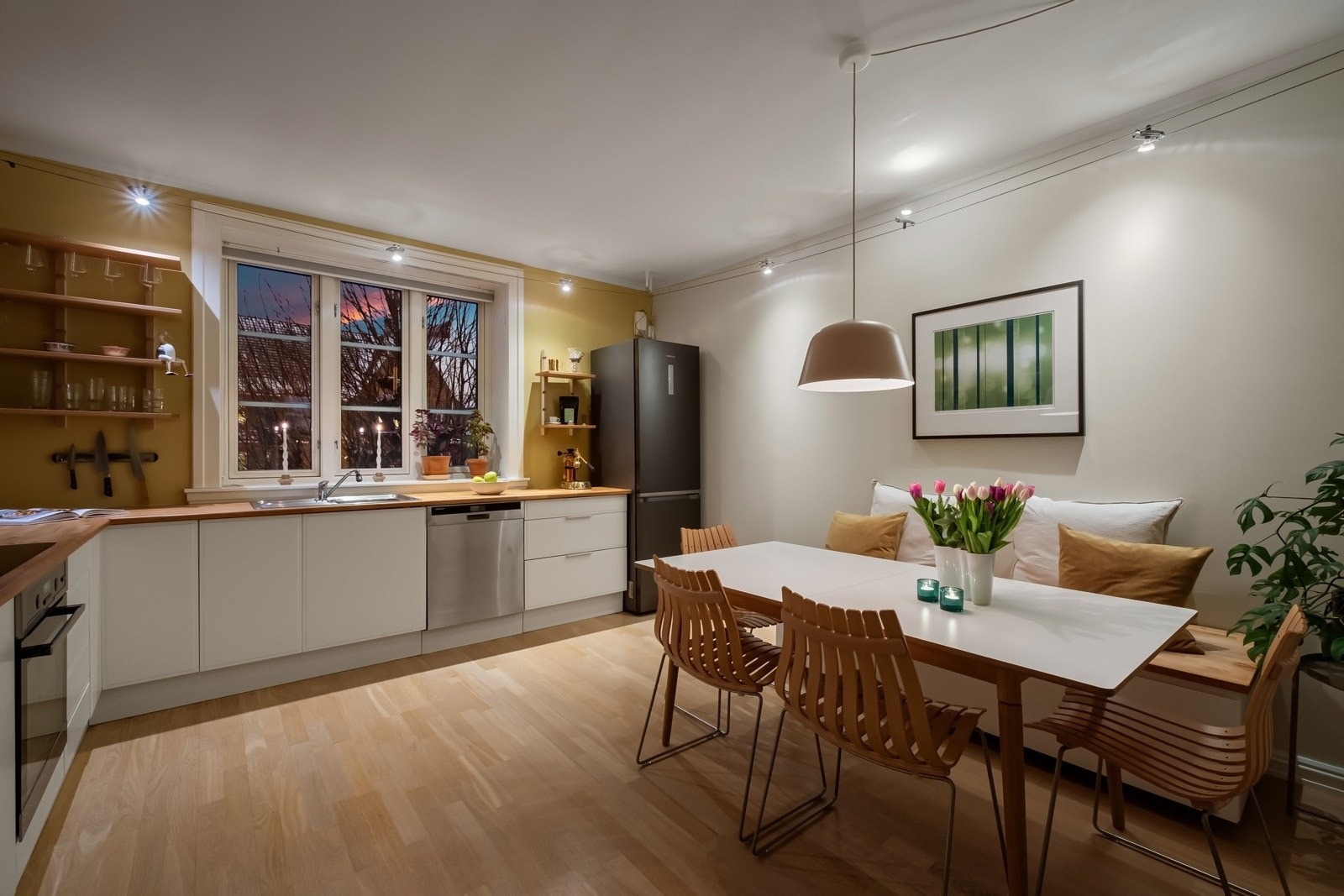 God plass til stort spisebord og en stilren sittebenk sørger for ekstra oppbevaringsplass. Galleribilde