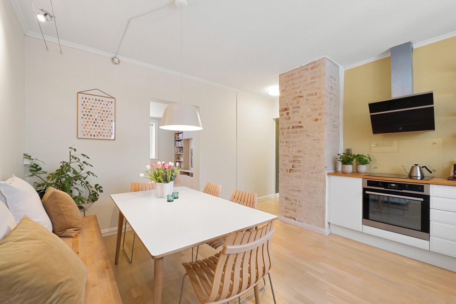 Gjennomgående planløsning gir flott naturlig lys. Galleribilde