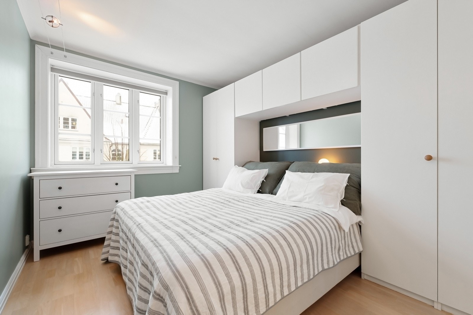 Stort og luftig hovedsoverom med god plass til stor dobbeltseng med tilhørende møblement. Galleribilde