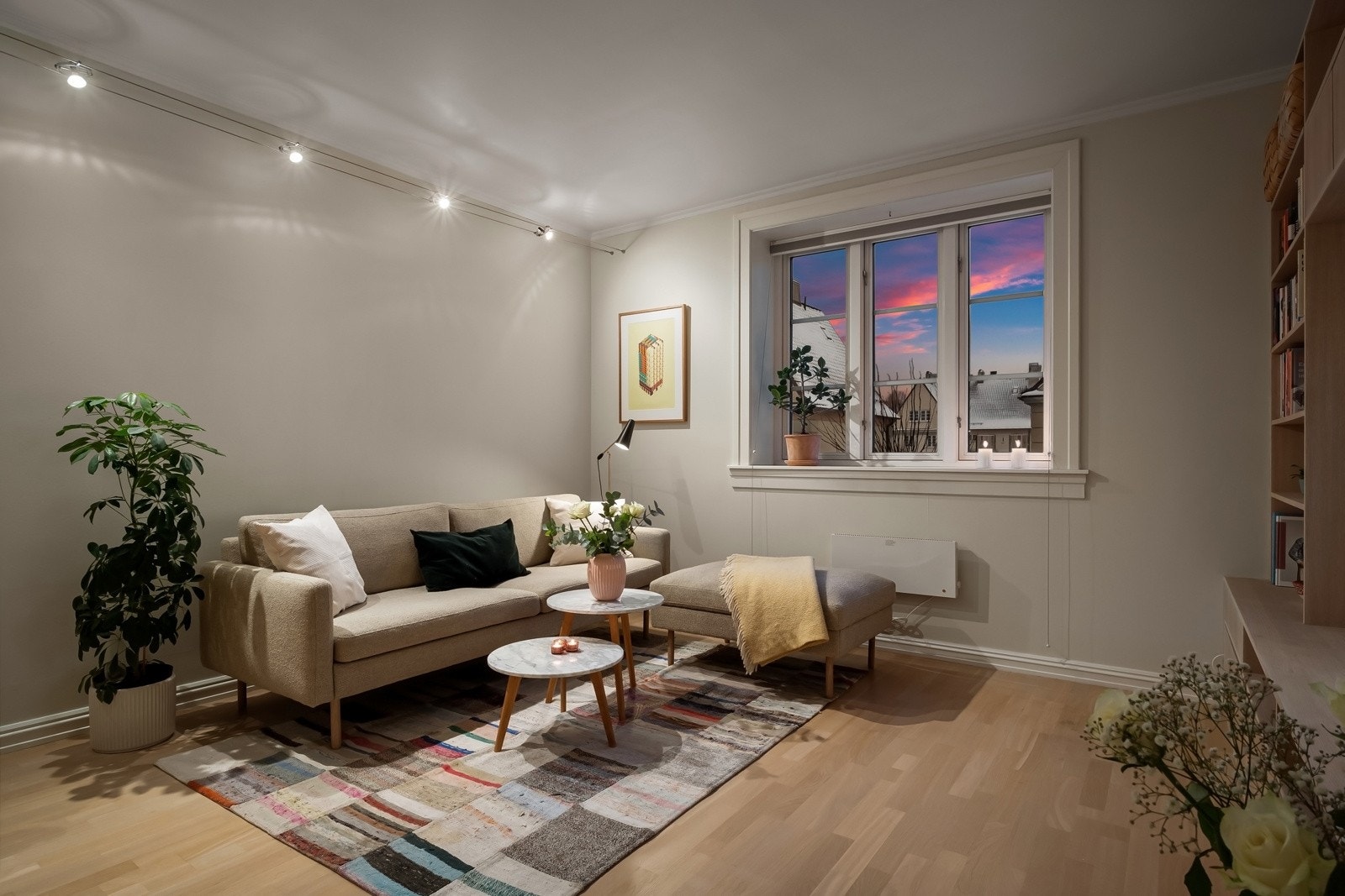 Romslig stue med god plass til møblering i flere soner og flott utsyn over vakker arkitektur. Galleribilde