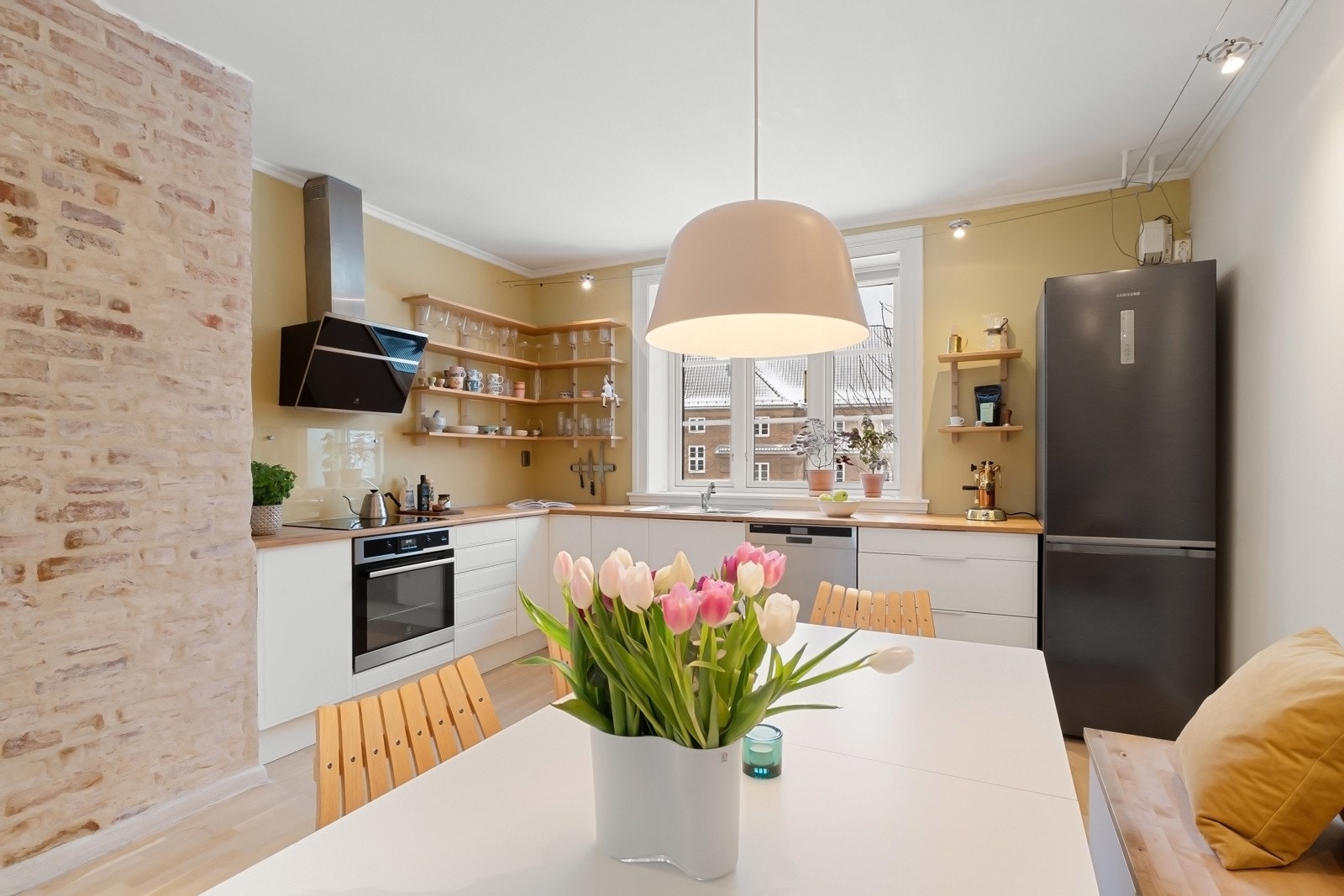 Stort og luftig spisekjøkken med vakker utsikt og flott arkitektur. Galleribilde