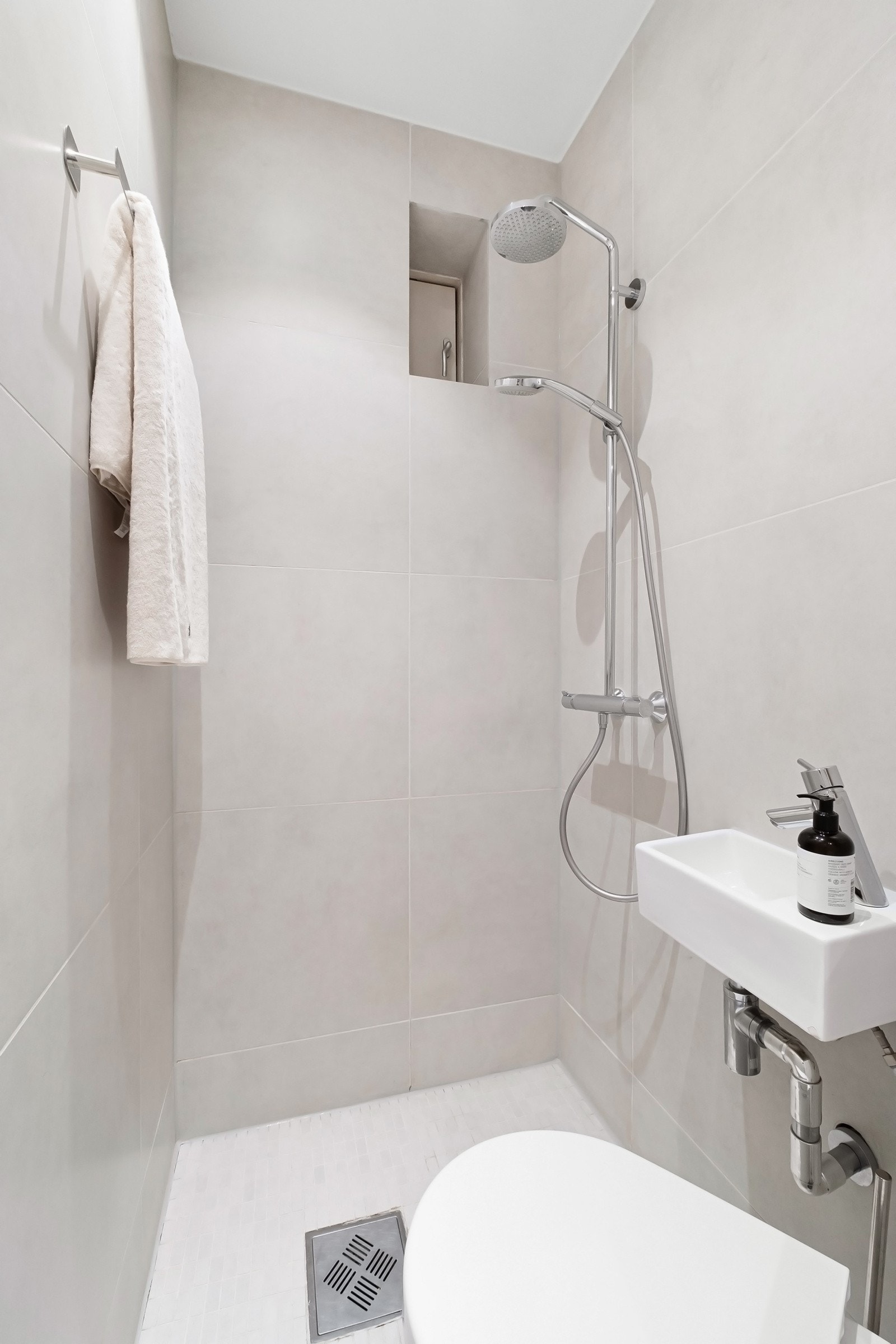 Baderommet er utstyrt med dusjnisje med regnfallsdusj, håndholdt dusj og veggmontert klosett. Galleribilde