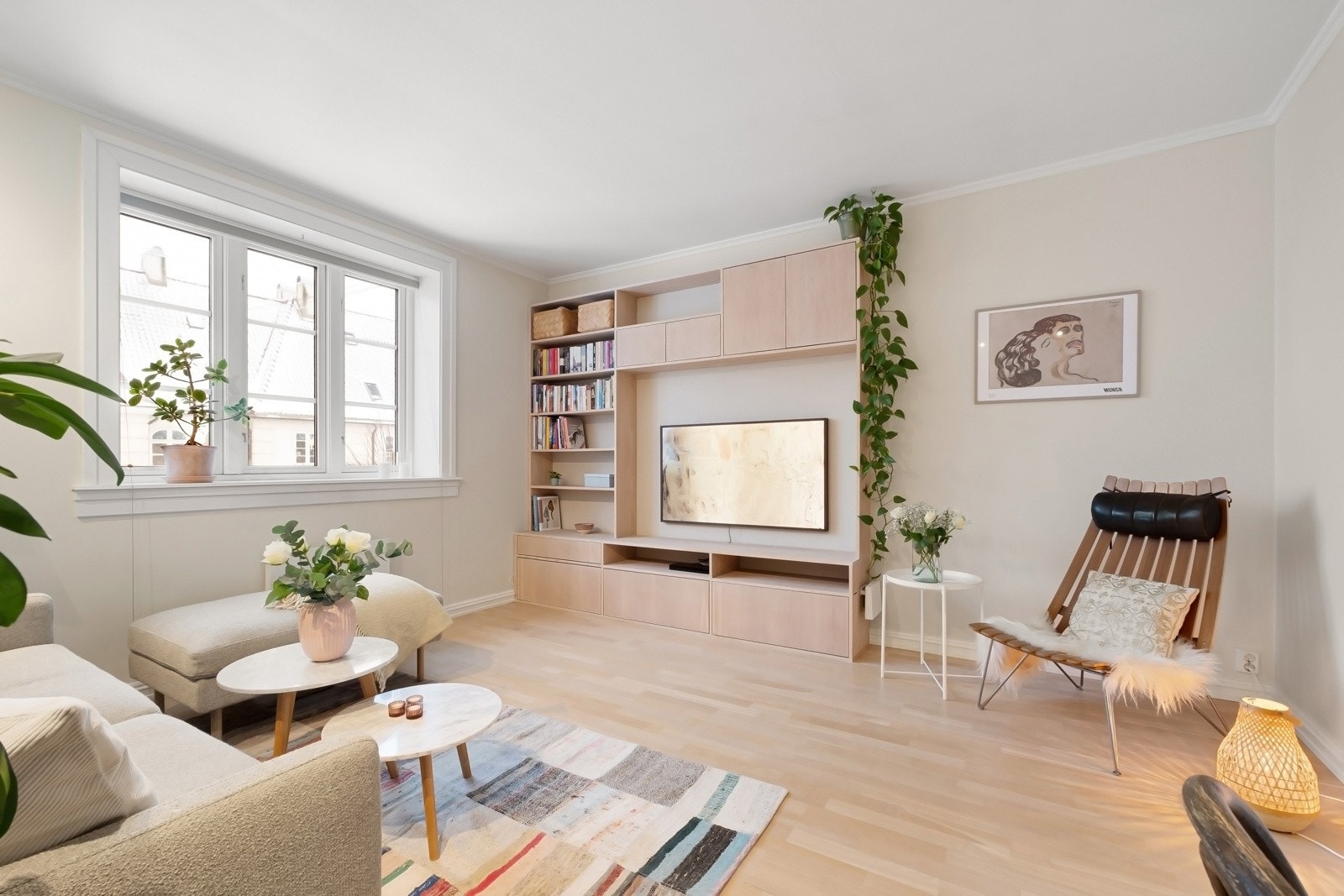 Stuen er utstyrt med parkett, har en takhøyde på 2,63 meter og er malt i en delikat fargepalett. Galleribilde