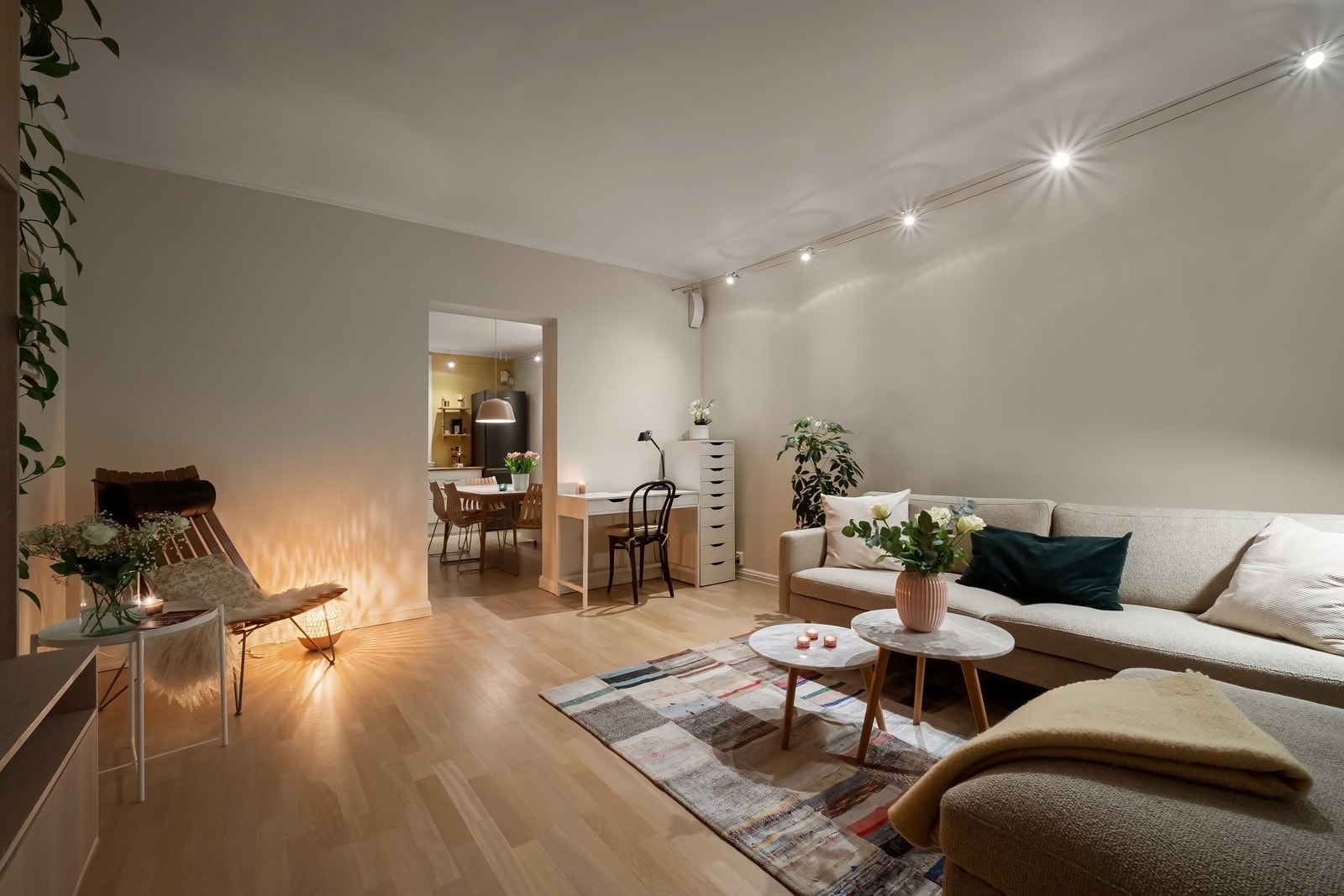 Stuens gode utforming gjør at den fint kan møbleres i flere soner - Takhøyde på 2,63 meter. Galleribilde