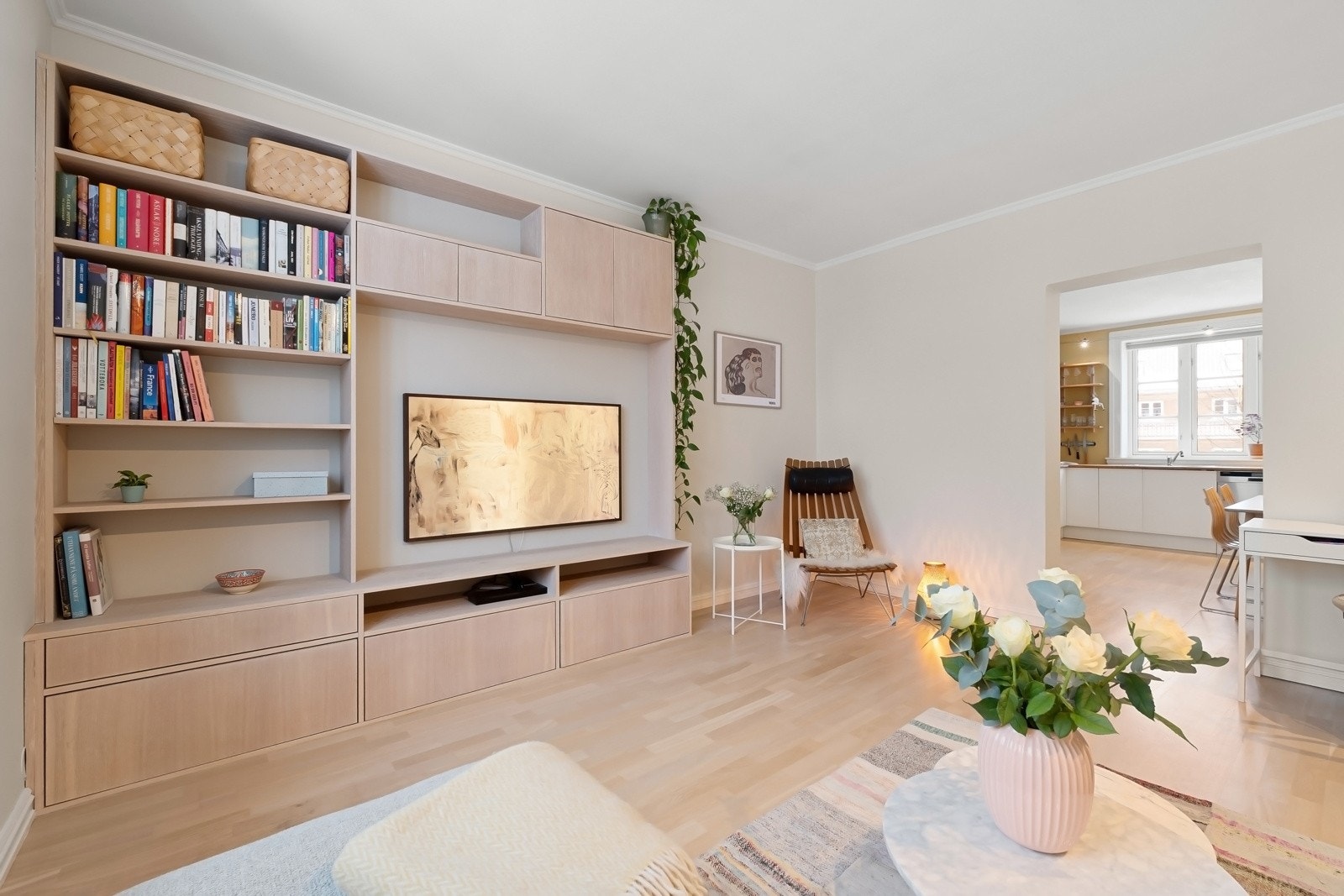 Plassbygget innredning sørger for ekstra lagringsplass og fremstår som et naturlig møbel. Galleribilde