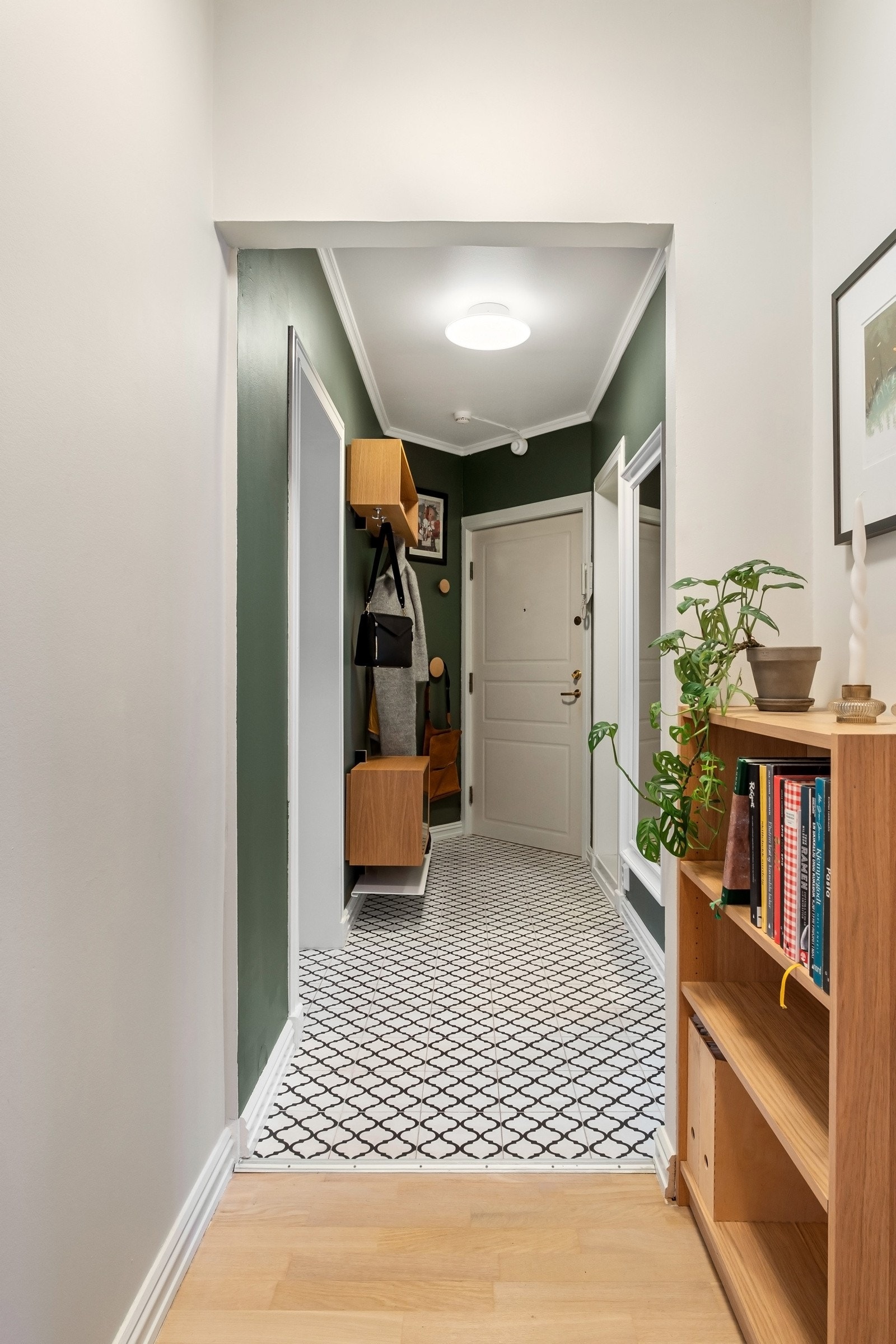 Det er plass til oppheng av yttertøy og dekorative fliser gir et klassisk uttrykk. Galleribilde