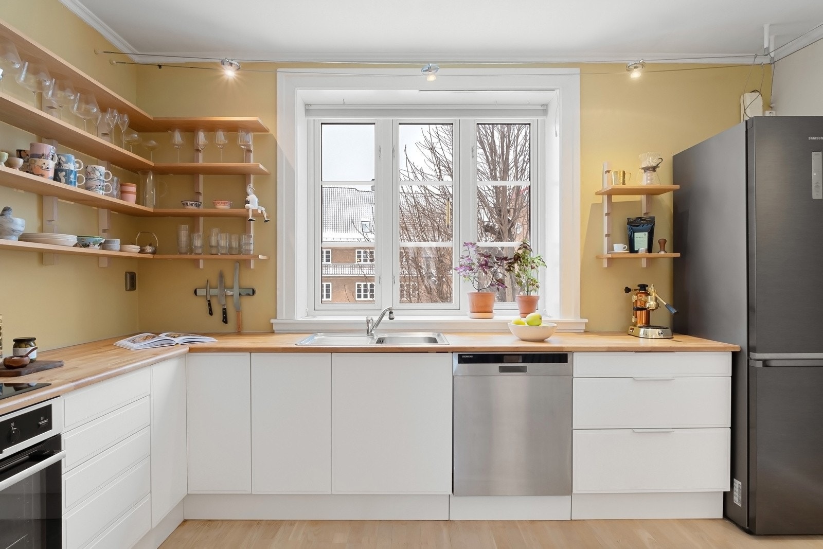 Rikelig med lagringsplass i romslige skap- og skuffeseksjoner - Benkeplater i heltre. Galleribilde