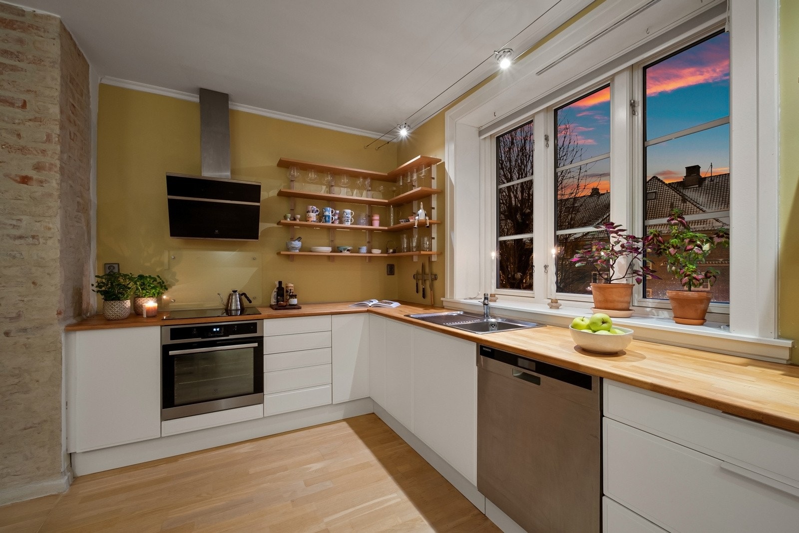 Integrerte hvitevarer som induksjonstopp, stekeovn og oppvaskmaskin - Avsatt plass til frittstående kjøl-/fryseskap. Galleribilde