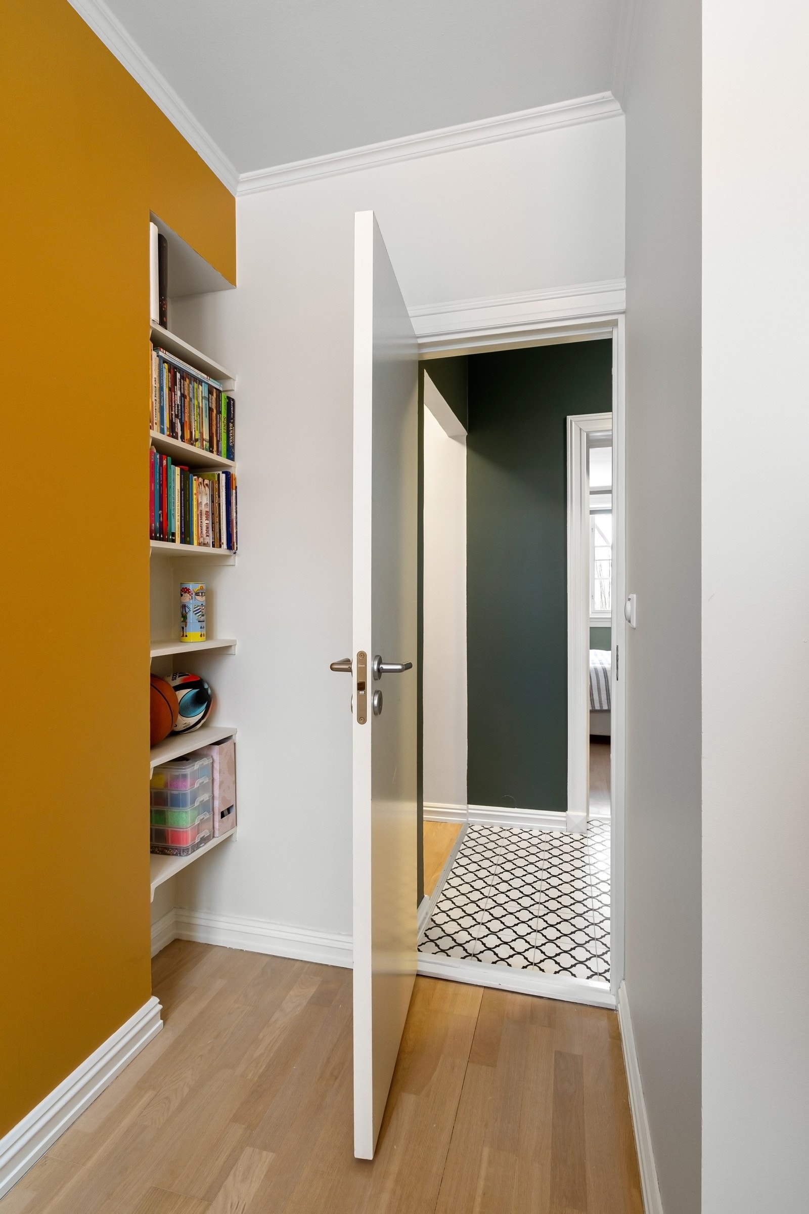 Ekstra lagringsplass i disponibel loftsbod på ca. 4 m² og i kjellerbod på ca. 7 m². Galleribilde