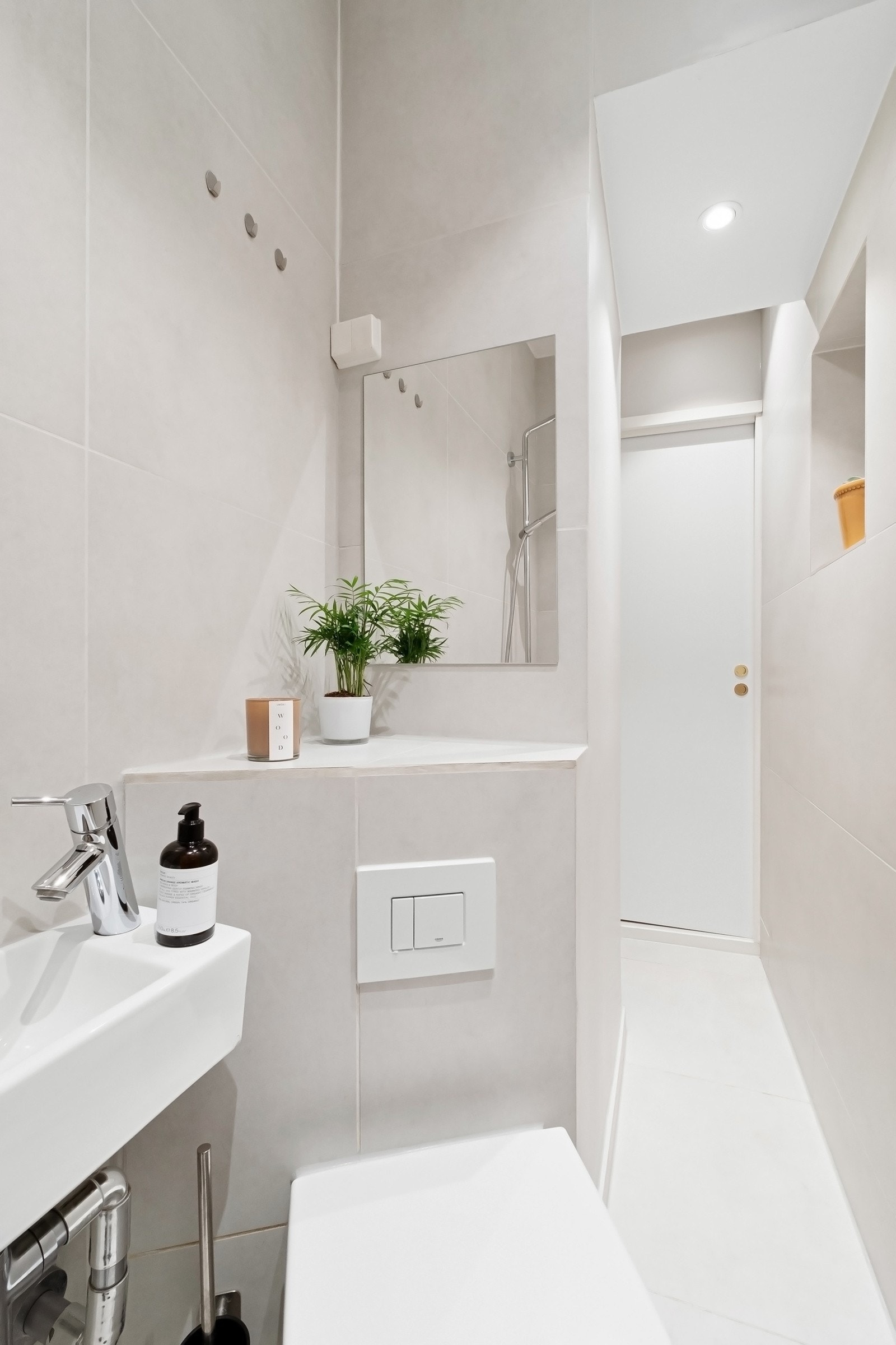 Behagelig gulvvarme og downlights i himling - Opplegg for vaskesøyle i nisje ved døren. Galleribilde