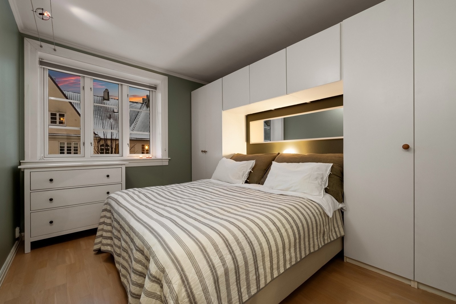 Stort hovedsoverom med god plass til stor dobbeltseng - Rikelig med lagringsplass. Galleribilde