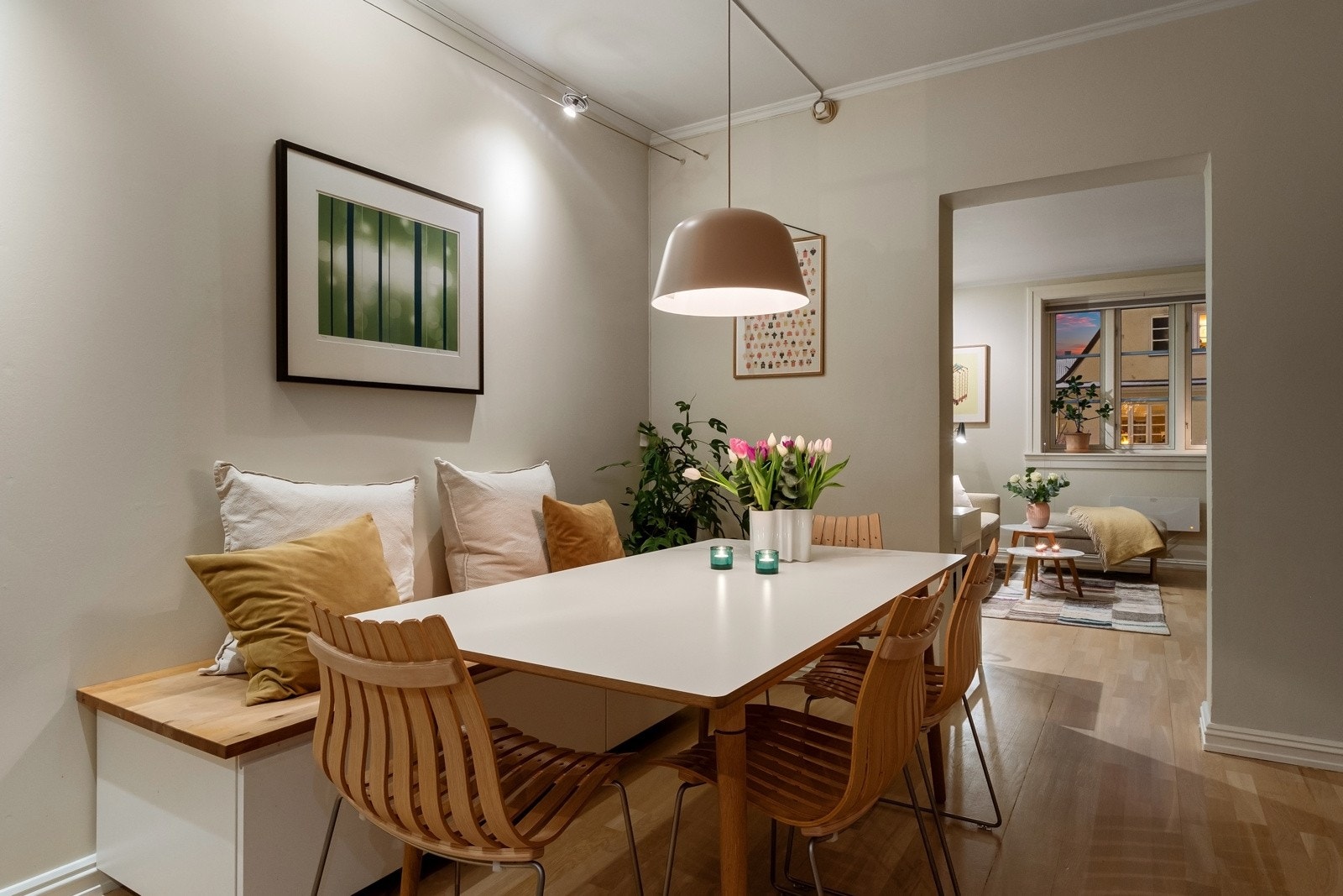 God plass til sittegruppe i overgangen mellom spisekjøkkenet og stuen. Galleribilde