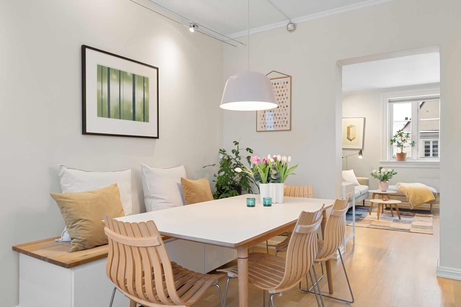 Stilren sittebenk sørger for praktisk oppbevaringsplass - Flott lysinnslipp mellom spisekjøkkenet og stuen. Galleribilde