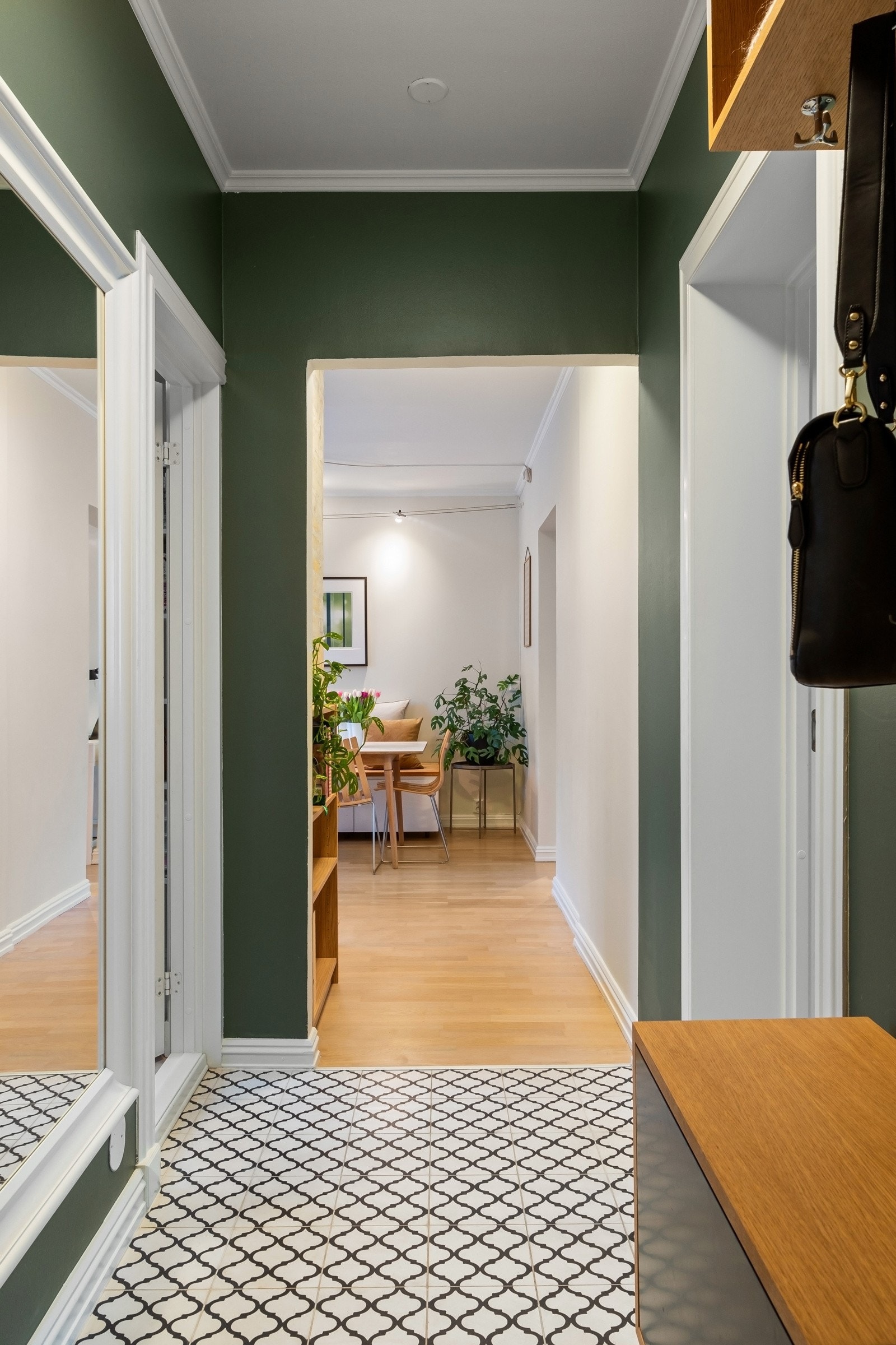 Innbydende entré som sørger for et solid førsteinntrykk av boligen. Galleribilde