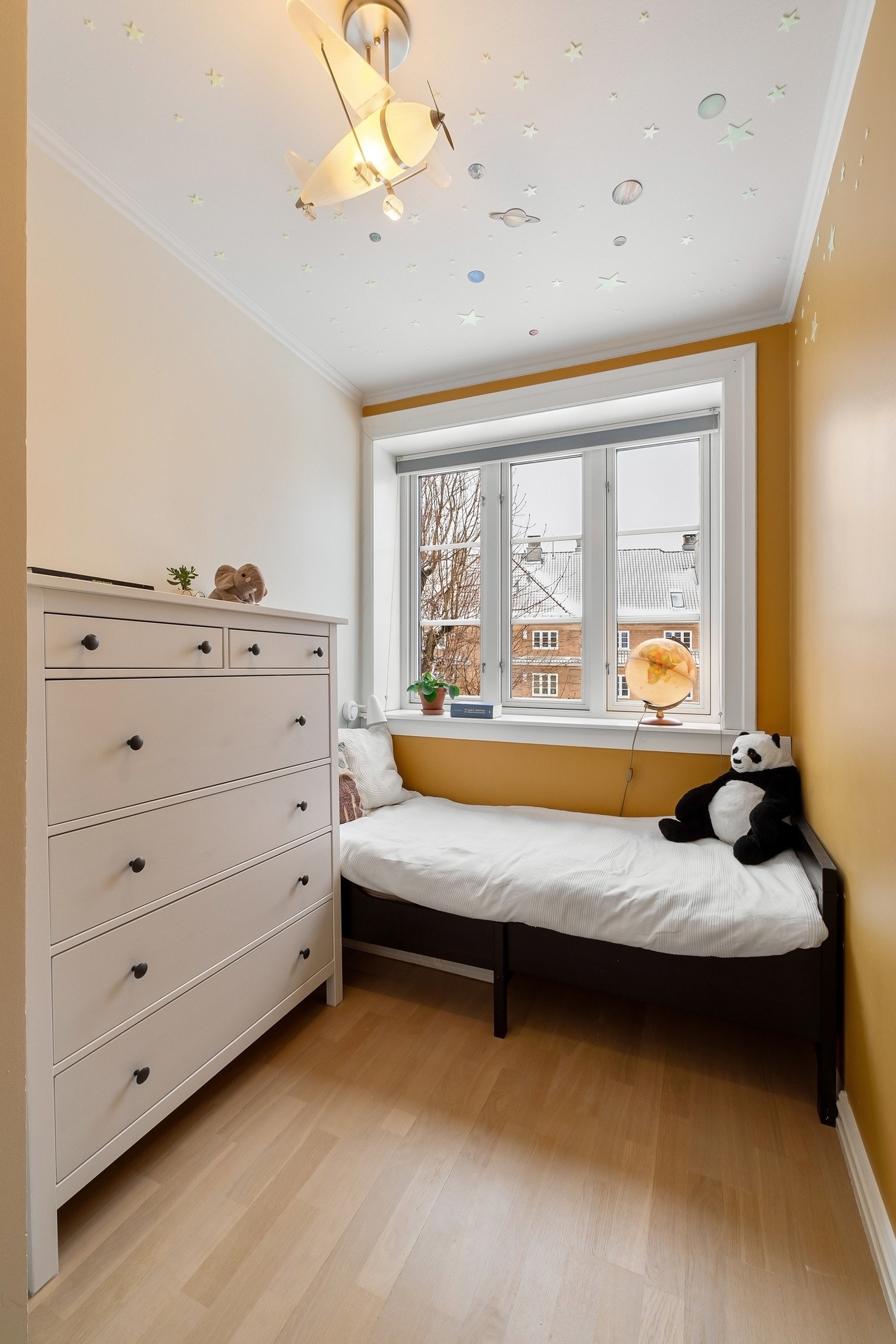 Soverom nr. 2 er også av fin størrelse og passer utmerket som et barnerom/gjesterom/kontor. Galleribilde