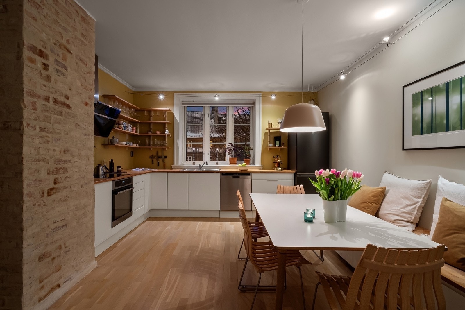 Generøst spisekjøkken med rikelig med naturlig lysinnslipp. Galleribilde