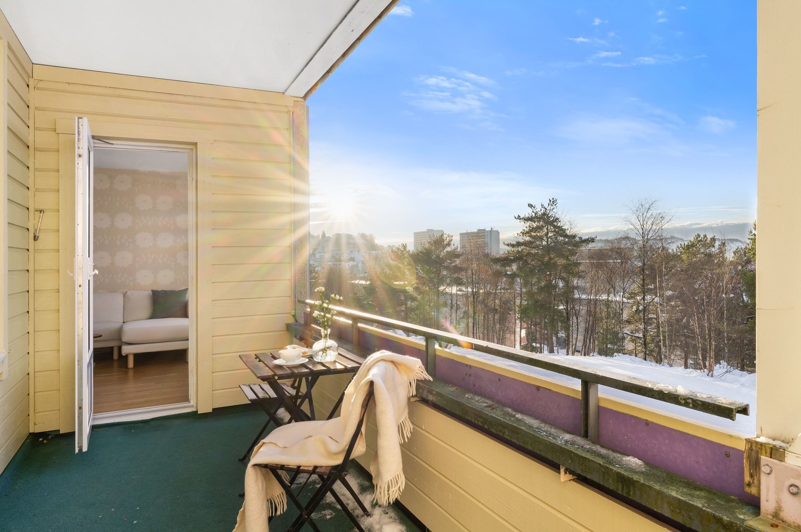 Altanen er romslig og helt skjermet for innsyn. Galleribilde