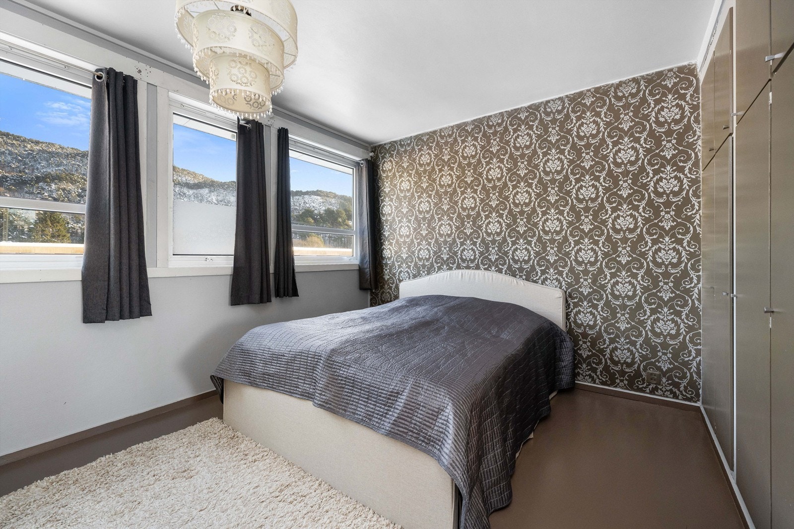 Hovedsoverom av god størrelse med fin plass til flere garderobeskap. Galleribilde