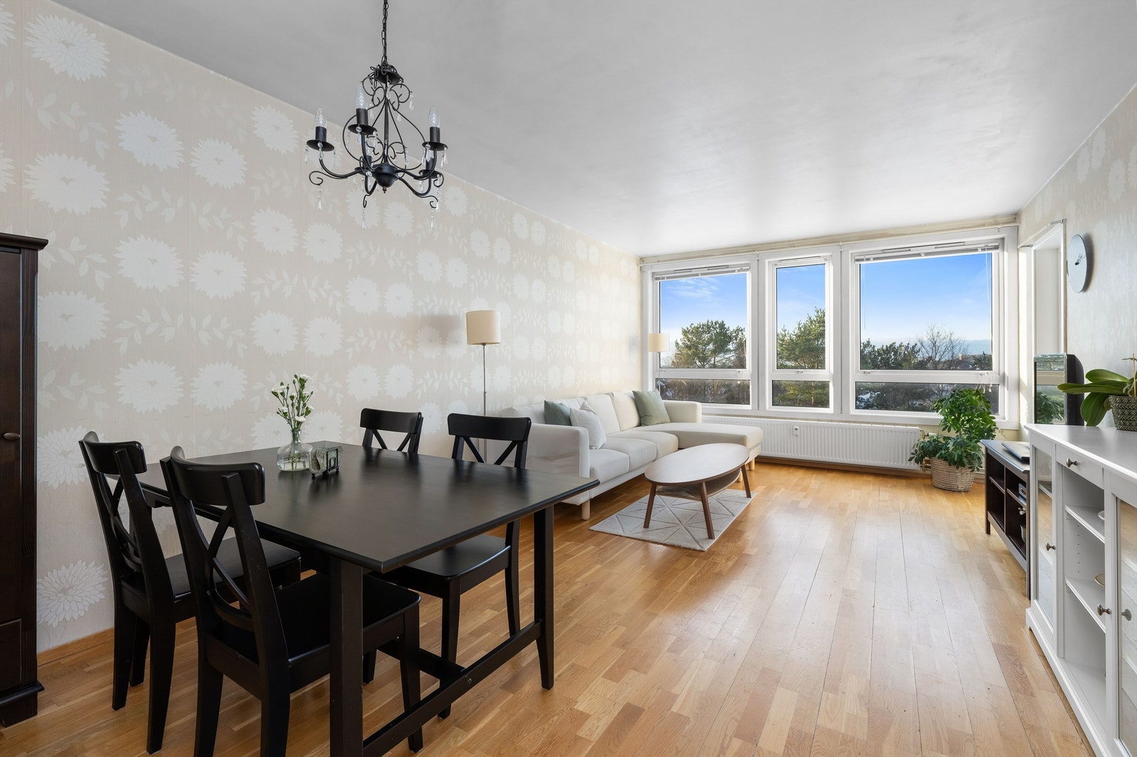 Det er plass til både sofagruppe og spisebord i rommet. Galleribilde