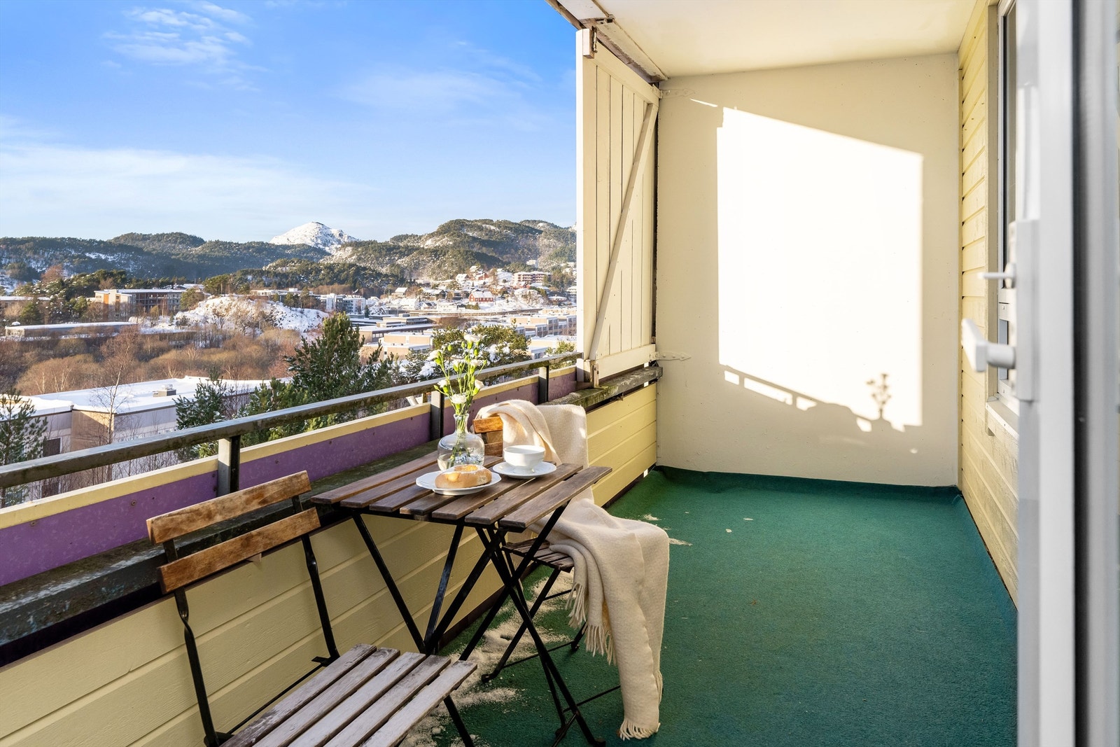 4-roms toppleilighet med nydelig utsikt og gode solforhold er nå til salgs i Ortuflaten 22. Galleribilde