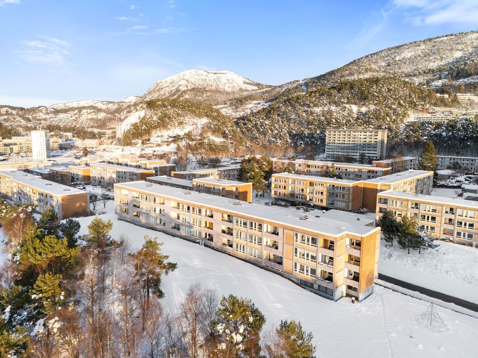 Husrekken ligger fint. Kanskje en av de beste plasseringene man finner i borettslaget. Galleribilde