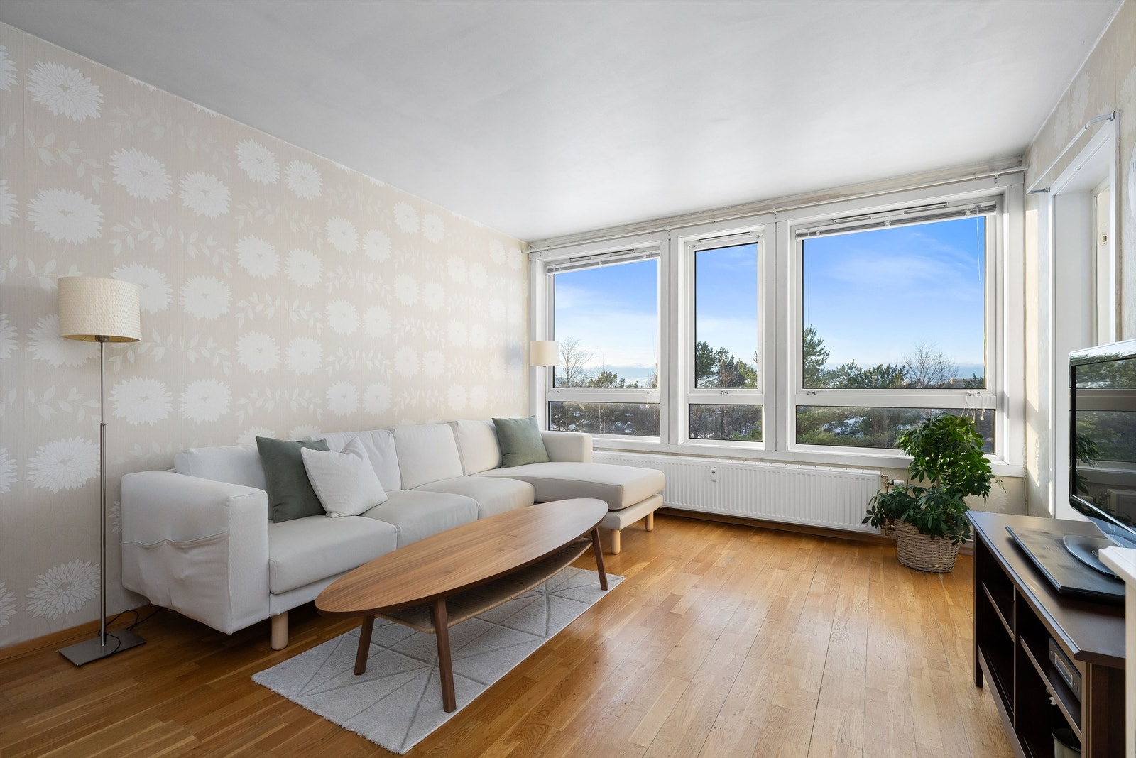 Stuen er enkel å møblere og har store vinduer med naturskjønn utsikt. Galleribilde