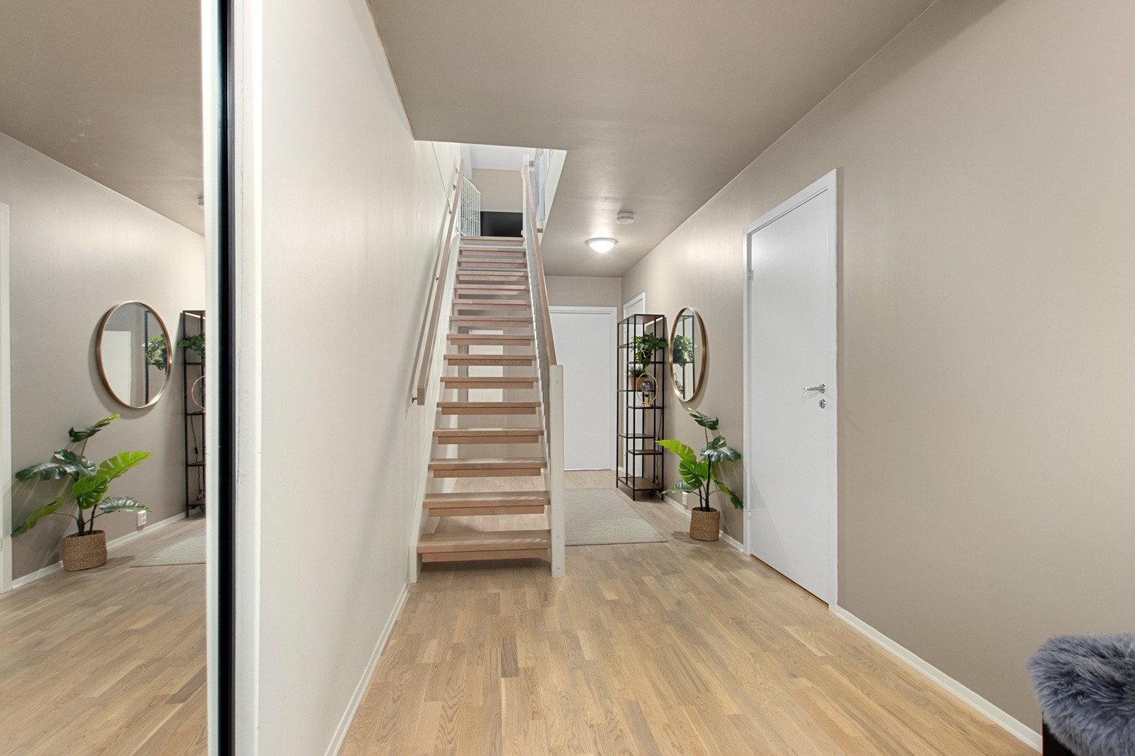 Gangen er etter bildetaking oppmalt i grått og skyvedørsgarderobe er fjernet Galleribilde