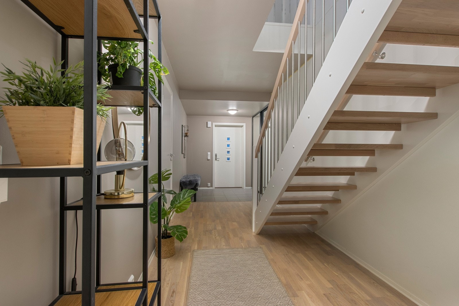 Gangen er etter bildetaking oppmalt i grått og skyvedørsgarderobe er fjernet Galleribilde