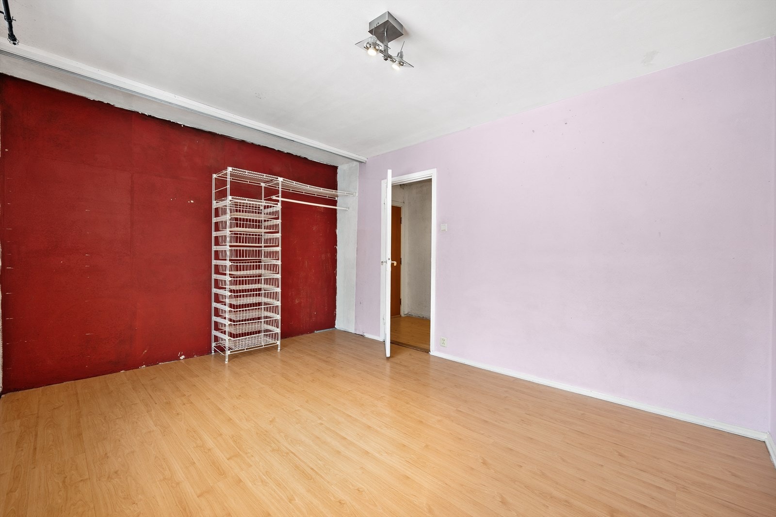 Soverom med plass til dobbeltseng og garderobe Galleribilde