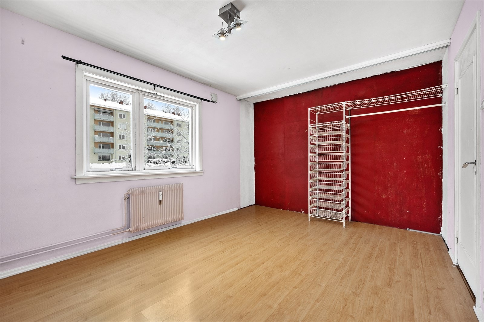 Soverommet har god plass til skap Galleribilde
