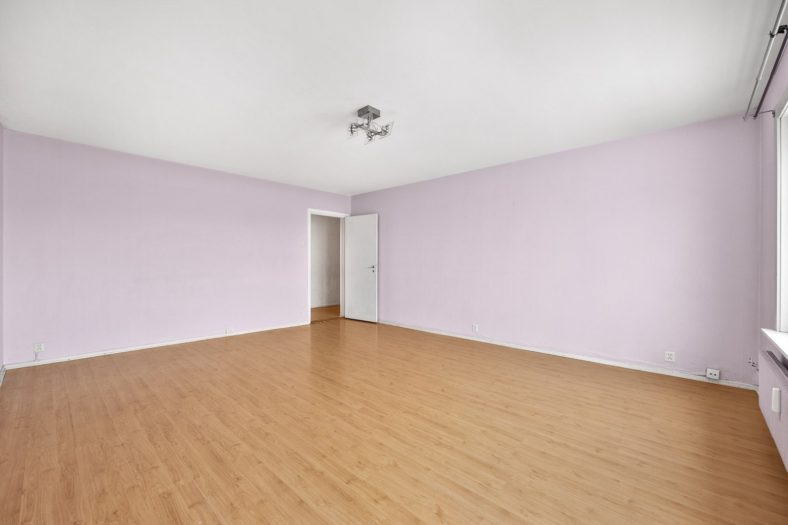Stor stue med plass til både sofa og spisebord Galleribilde
