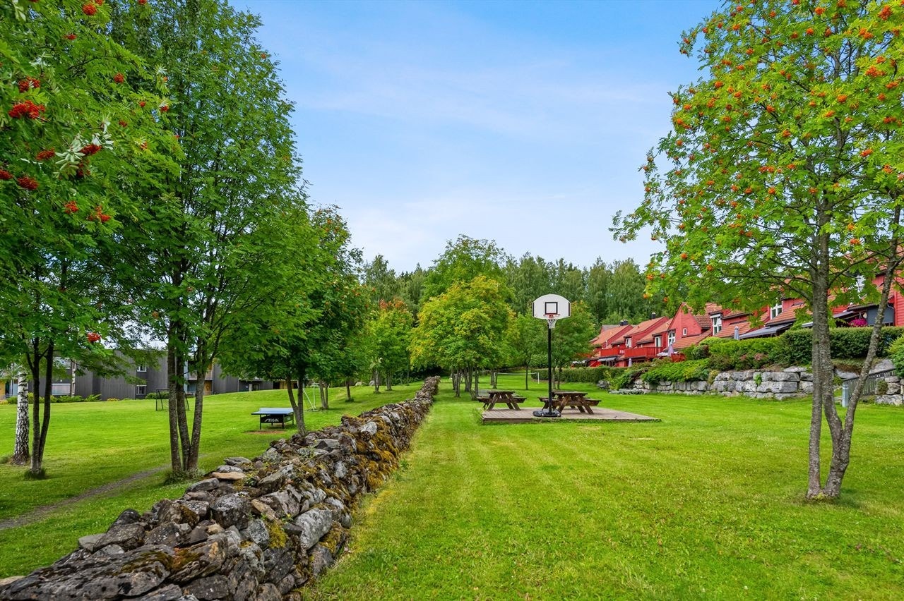 Eiendommen grenser til Furuberget og ligger for øvrig i nærheten til Mjøsstranda med tur- og rekreasjonsmuligheter Galleribilde