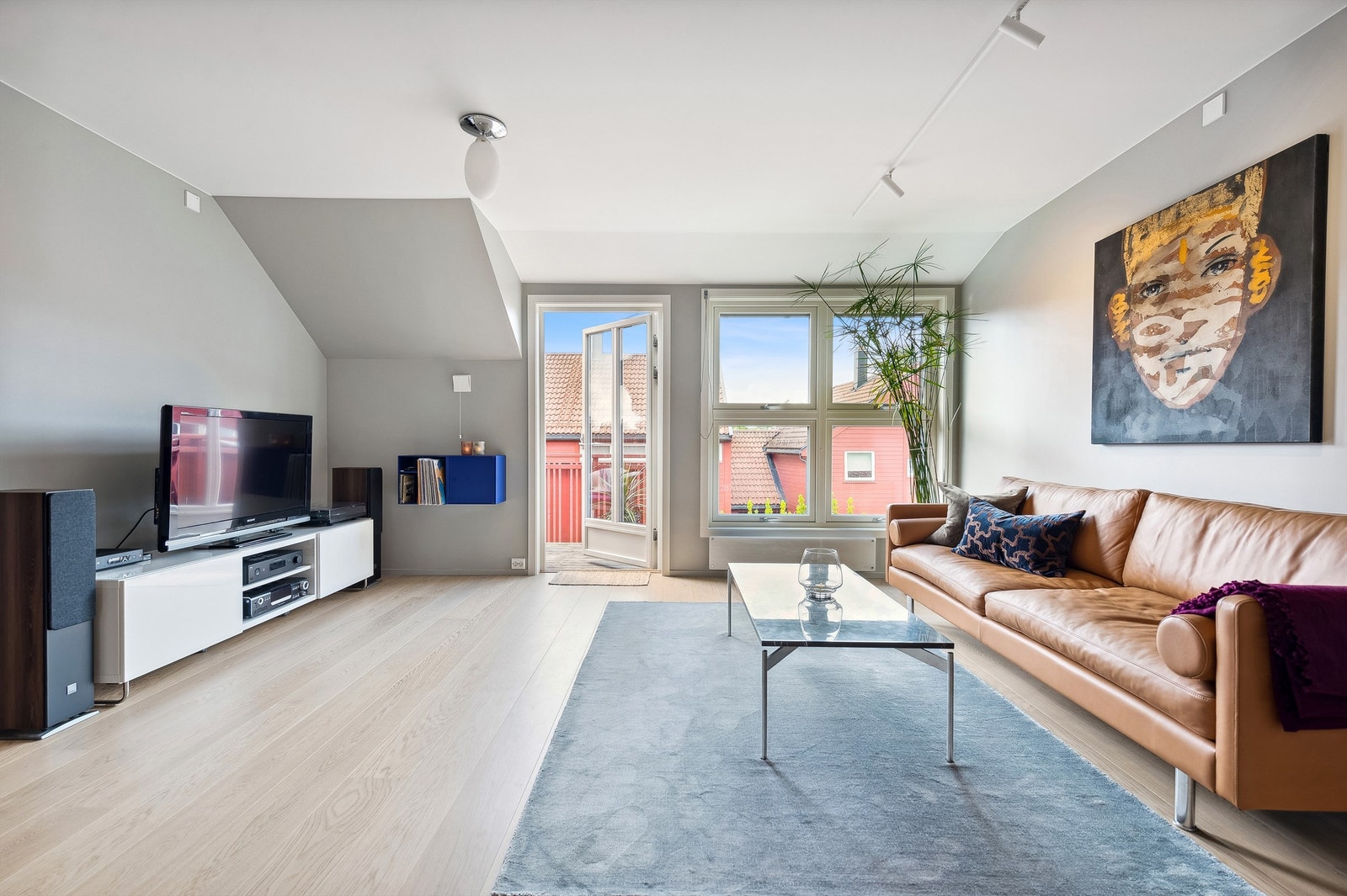 Lys og trivelig stue med utgang til solrik balkong Galleribilde