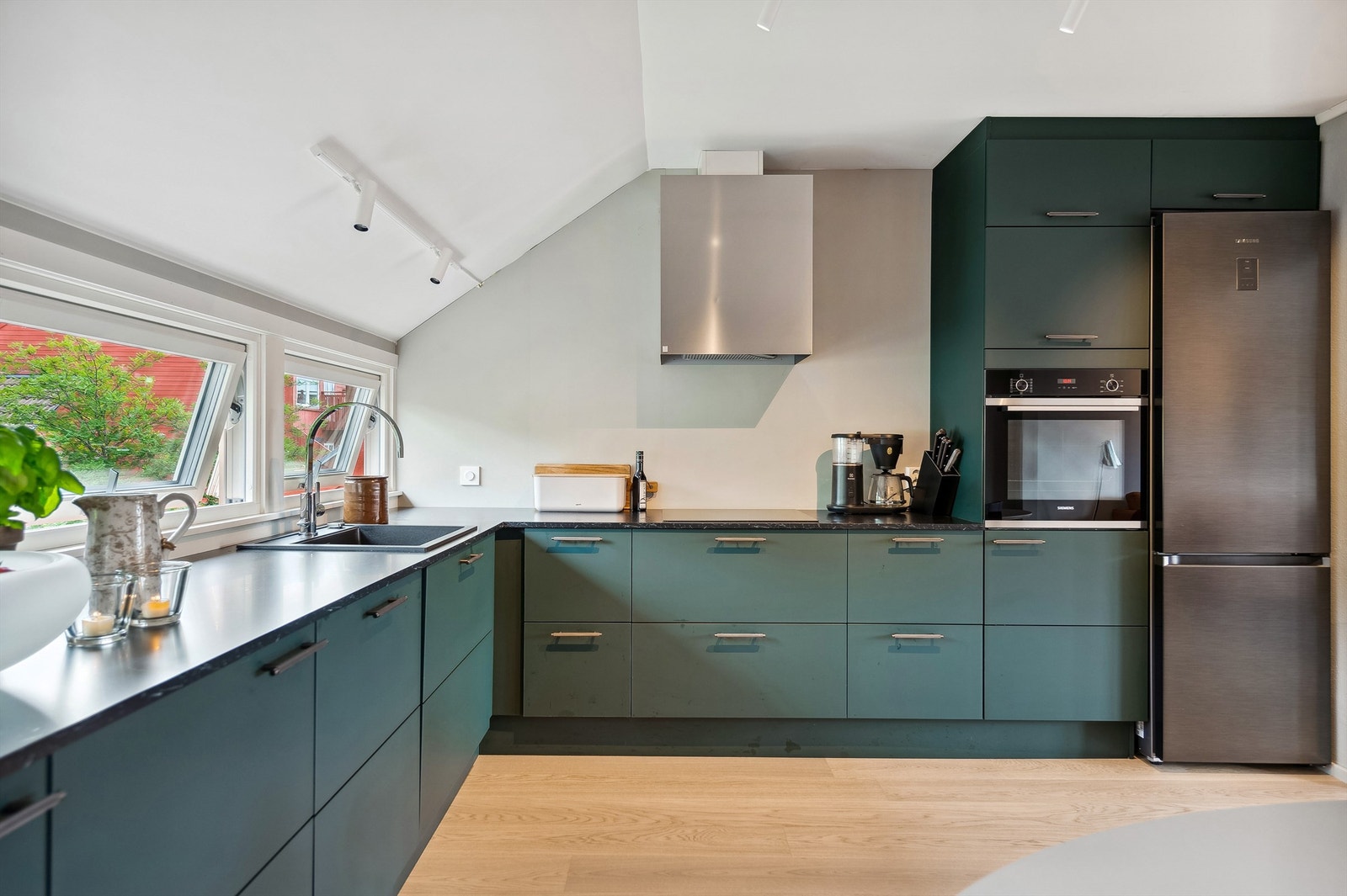 Aubo kjøkkeninnredning med over- og underskap av laminerte skrog og mdf-fronter Galleribilde