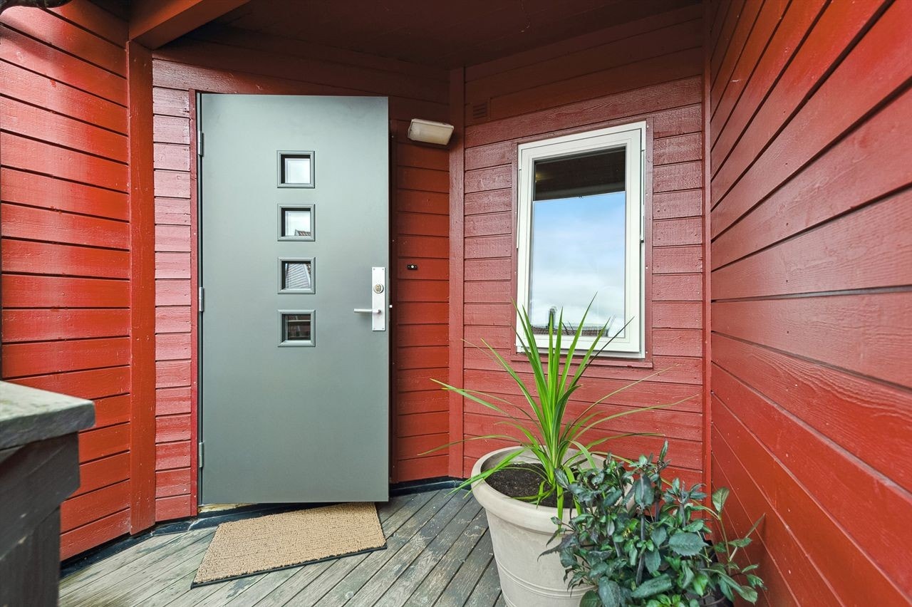 Et hyggelig takoverbygget inngangsparti med adkomst via utvendig trapp Galleribilde