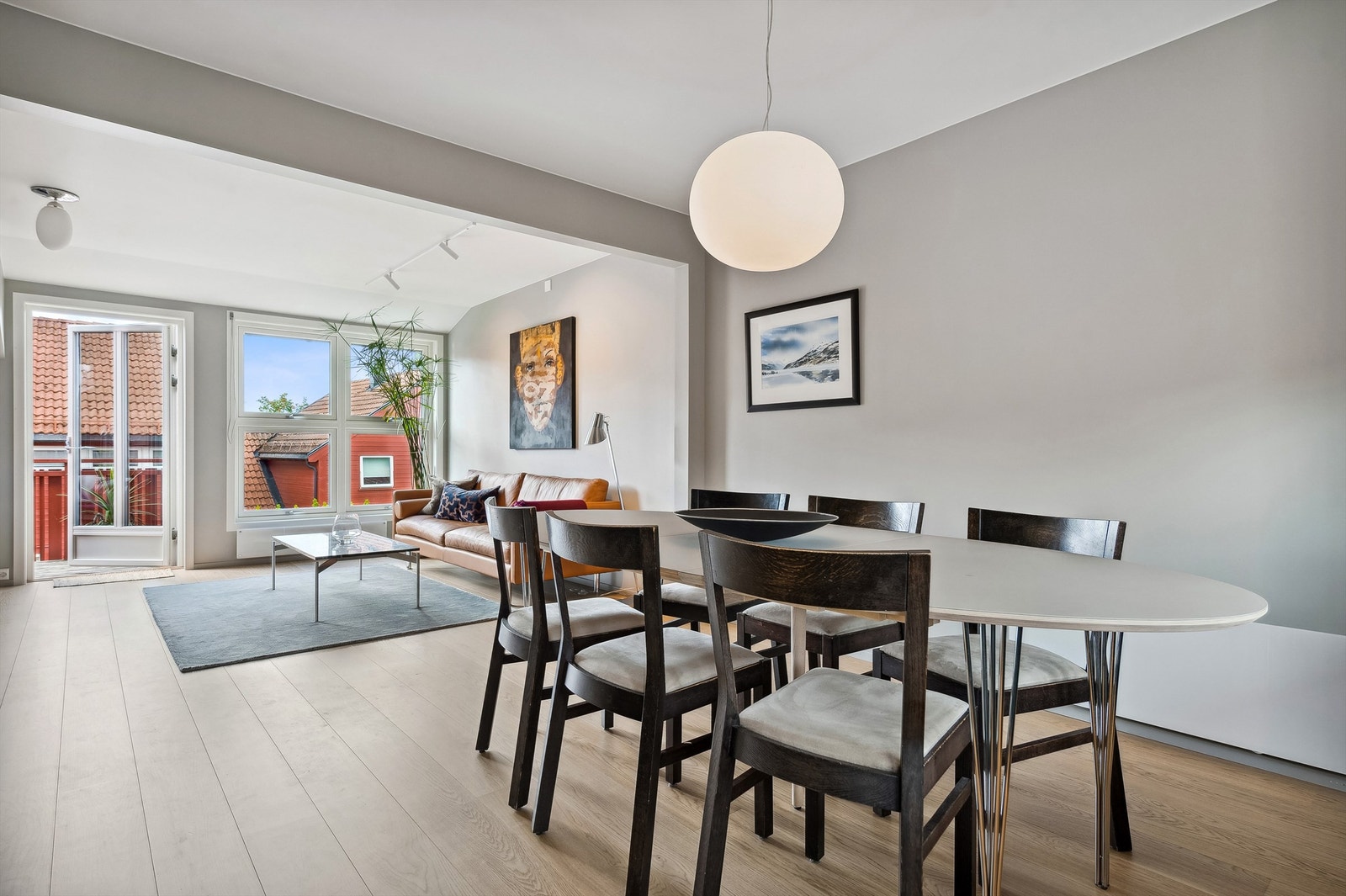 Leiligheten fremstår moderne og delikat - den ble pusset opp i 2022 Galleribilde