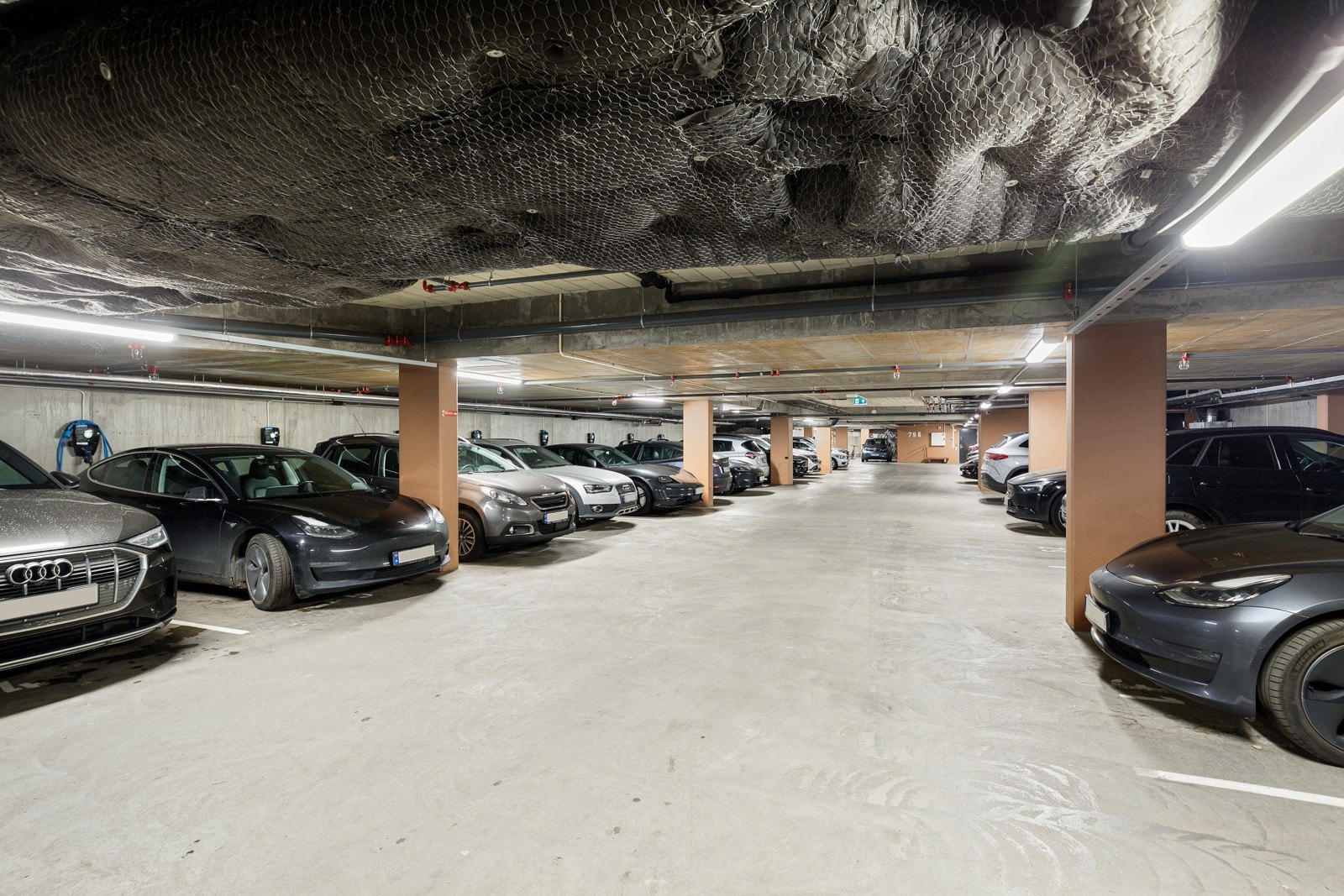 Garasjeplasser i kjeller, med tidvis muligheter for leie Galleribilde