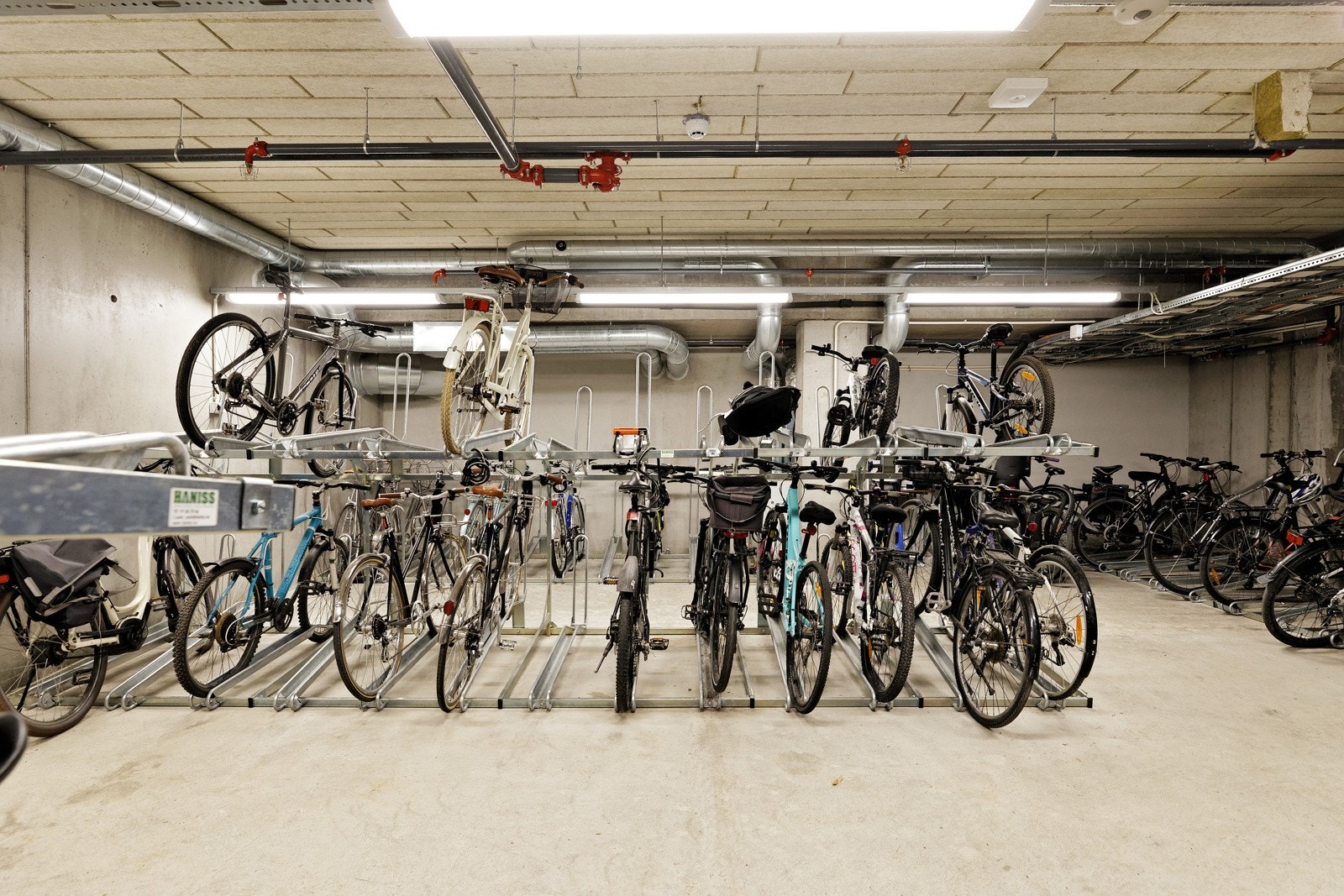 Stor sykkelbod + 8 kvm privat bod Galleribilde