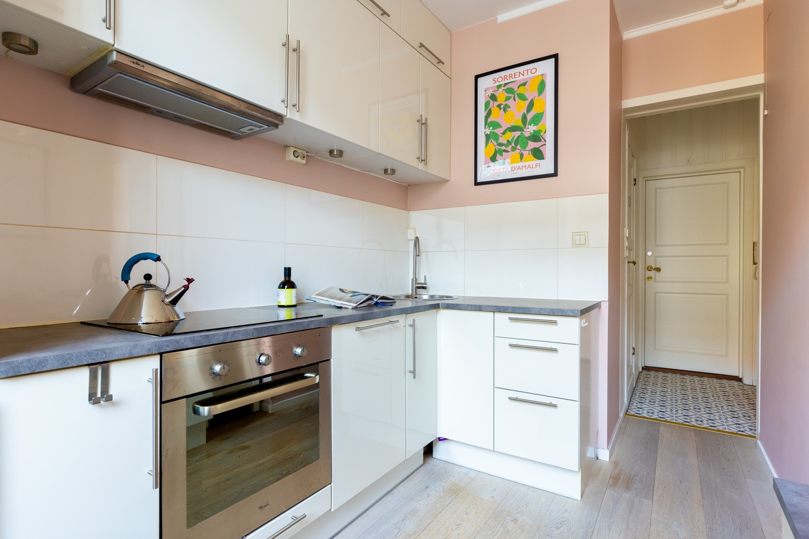 Kjøkkenet er videre utstyrt med integrerte hvitevarer. Galleribilde