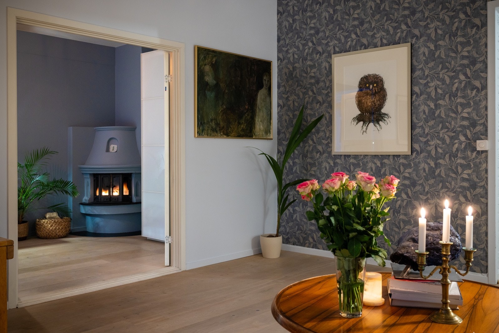 Fra soverommet er det doble fløydører inn til stuen. Galleribilde