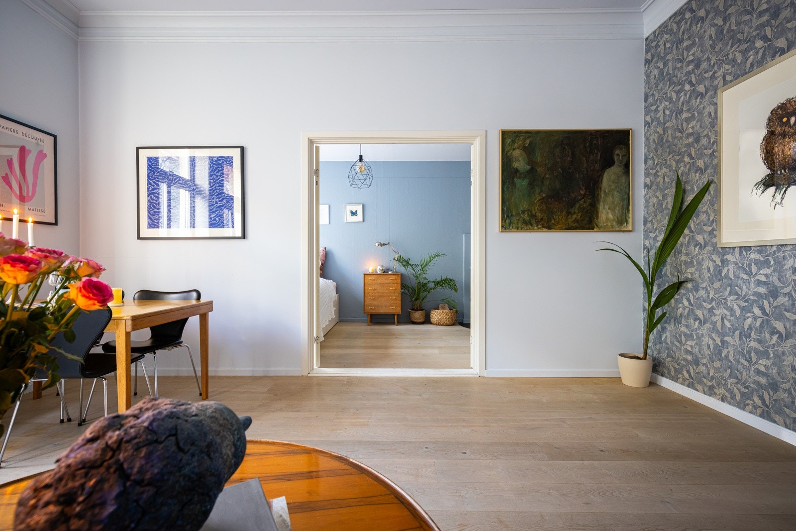 I 2021 ble nedsenket himling revet og nye taklister i stuen, samt overflatebehandling av hele leiligheten. Galleribilde