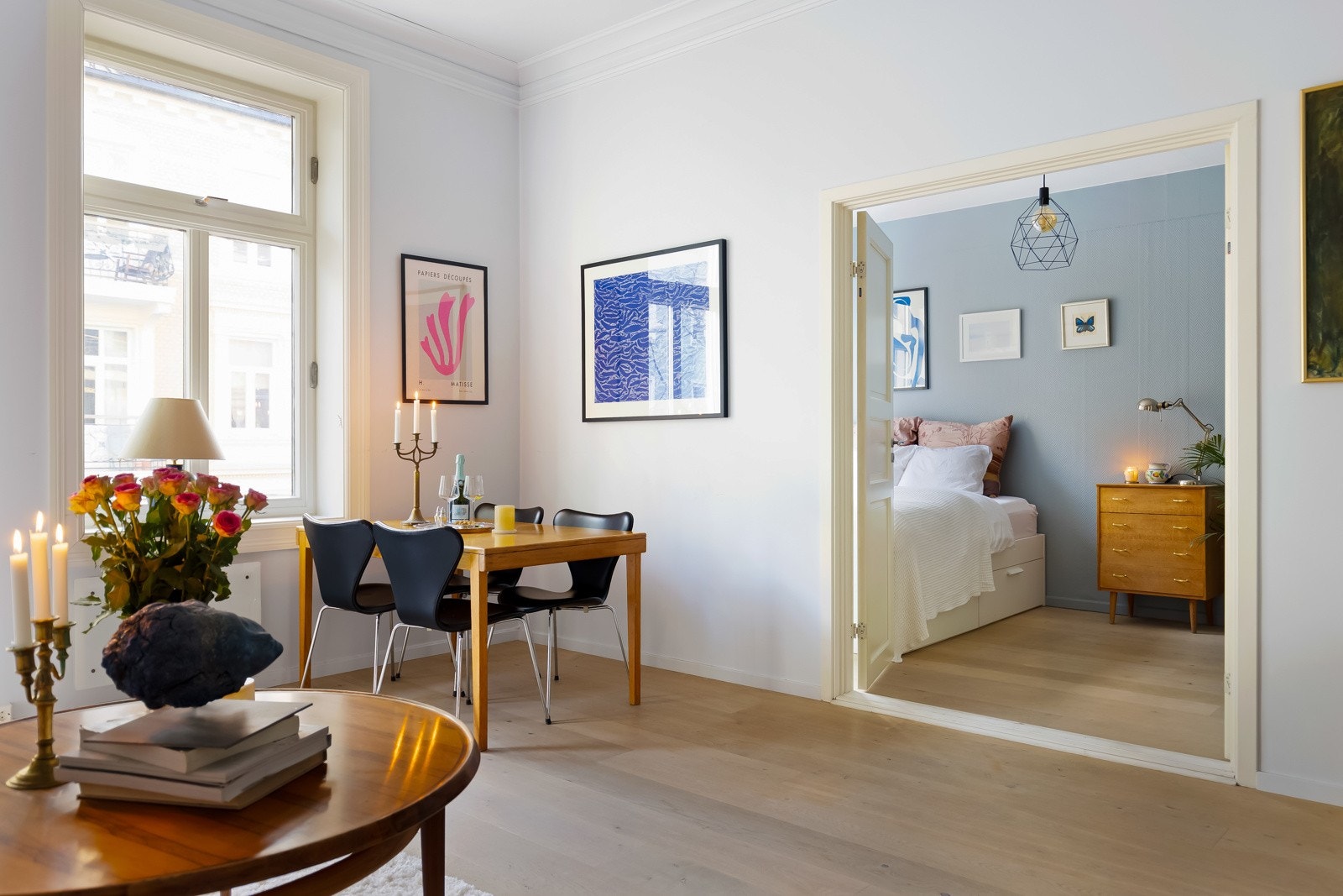 Her er det gode møbleringsmuligheter med plass til sofagruppe med tilhørende møblement og spisebord. Galleribilde