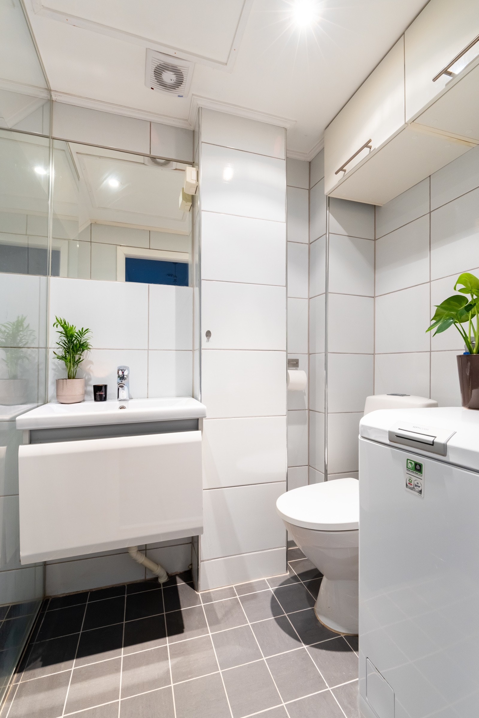 Pent, flislagt bad fra 2011 med gulvvarme og downlights. Galleribilde