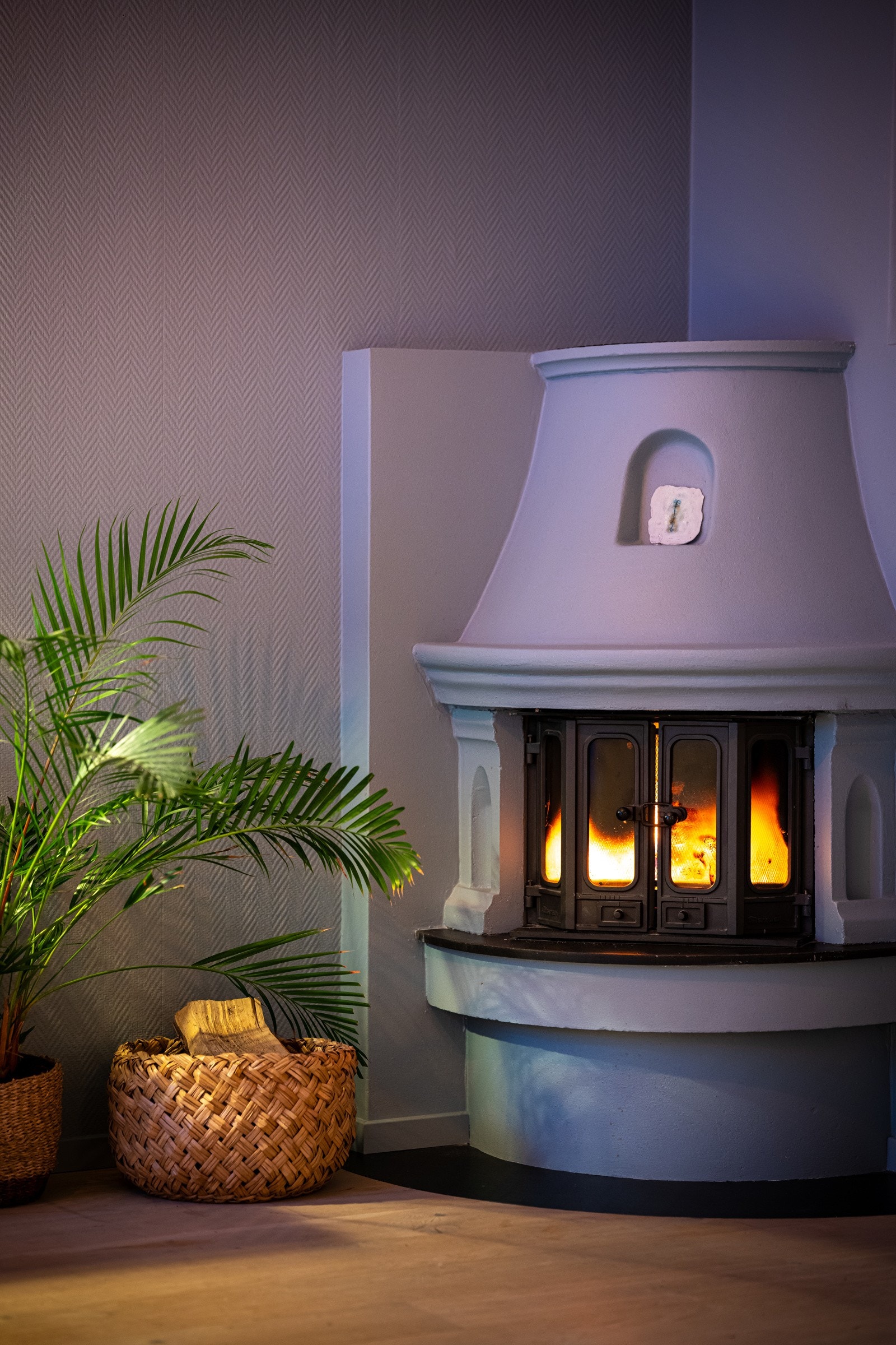 Koselig peis på soverommet. Galleribilde